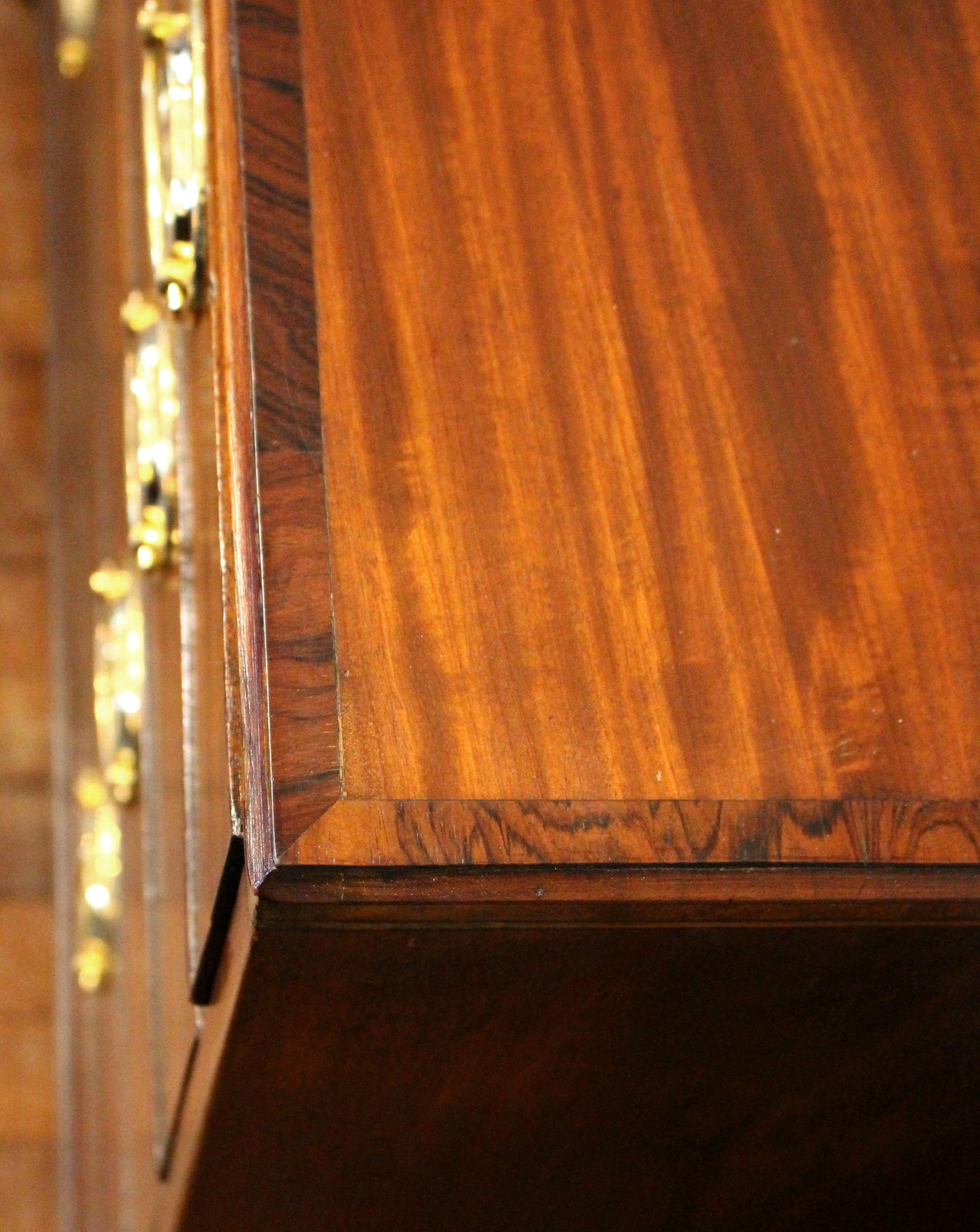 Circa 1785 George III Period English Bachelor's Chest of Drawers In Good Condition In Chapel Hill, NC