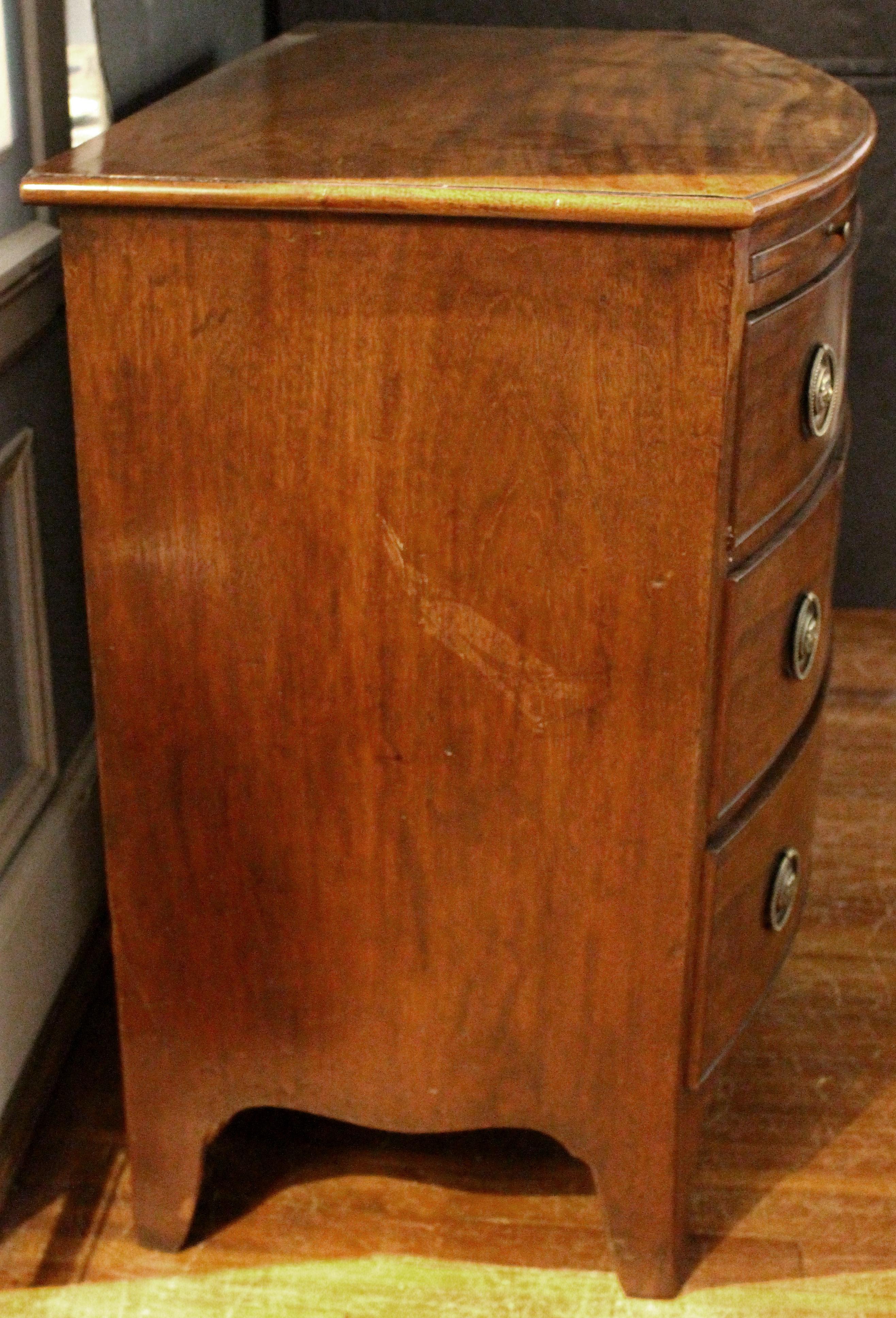 Cassapanca da scapolo con arco del periodo Giorgio III, inglese, 1790 circa. Con scivolo per la spazzolatura. Mogano con secondario in mogano. Cassettone francese a 3 cassetti graduati. I grembiuli sagomati valorizzano le forme. Piedi a strombo alla