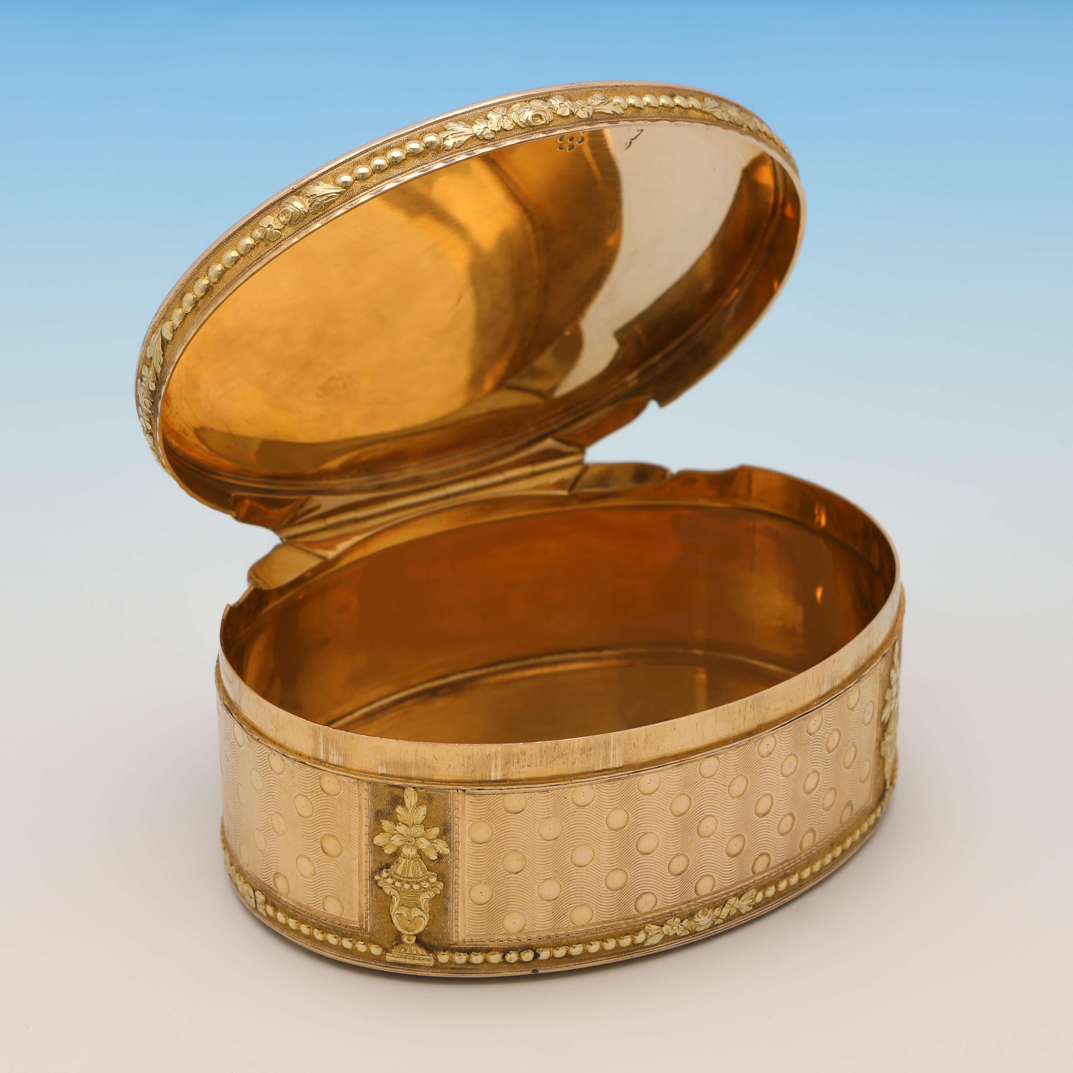 Made circa 1790 by Les Fréres Souchay, in Hanau, Germany, this stunning, George III, Antique 18ct. Gold Snuff Box, is in wonderful condition, featuring engine turned decoration to the rose coloured lid and body, and an applied contrasting yellow