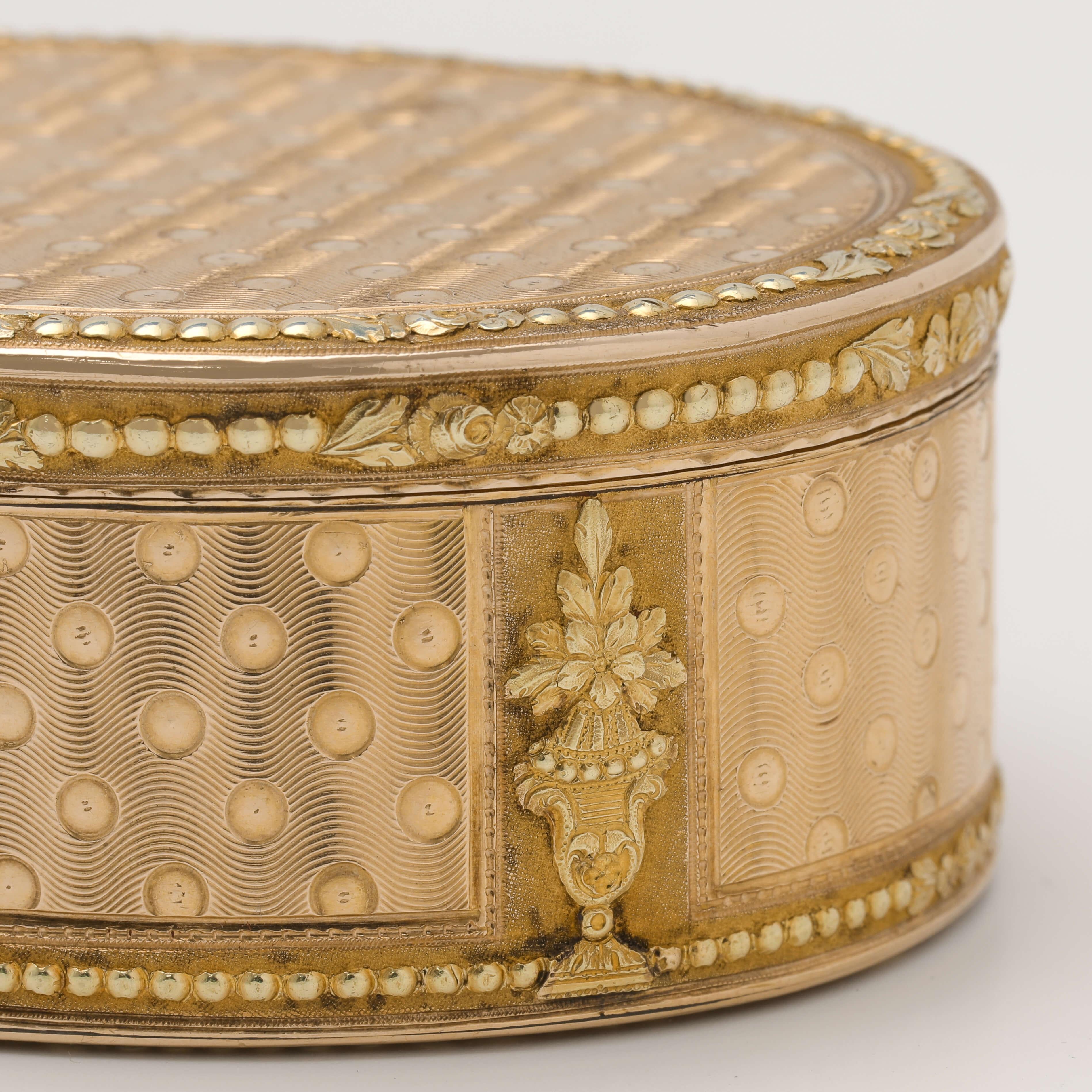 Circa 1790 - Stunning 2 Colour 18ct Gold Snuff Box - Les Fréres Souchay of Hanau In Good Condition In London, London