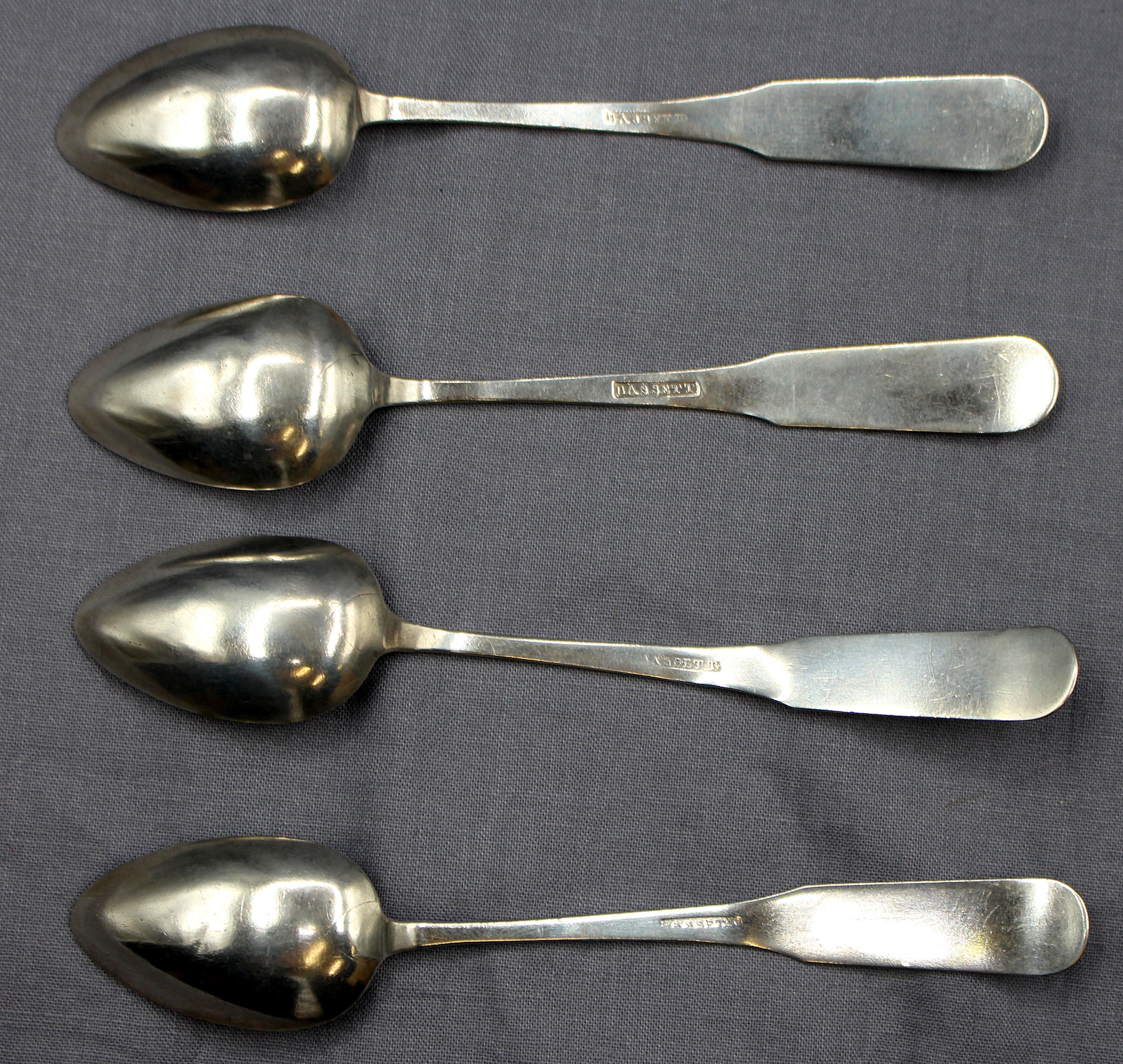 Set di 4 cucchiaini in argento di Nehemiah B. Bassett, Albany, NY, 1795-1800 circa. Monogram del periodo floreale. Segna 