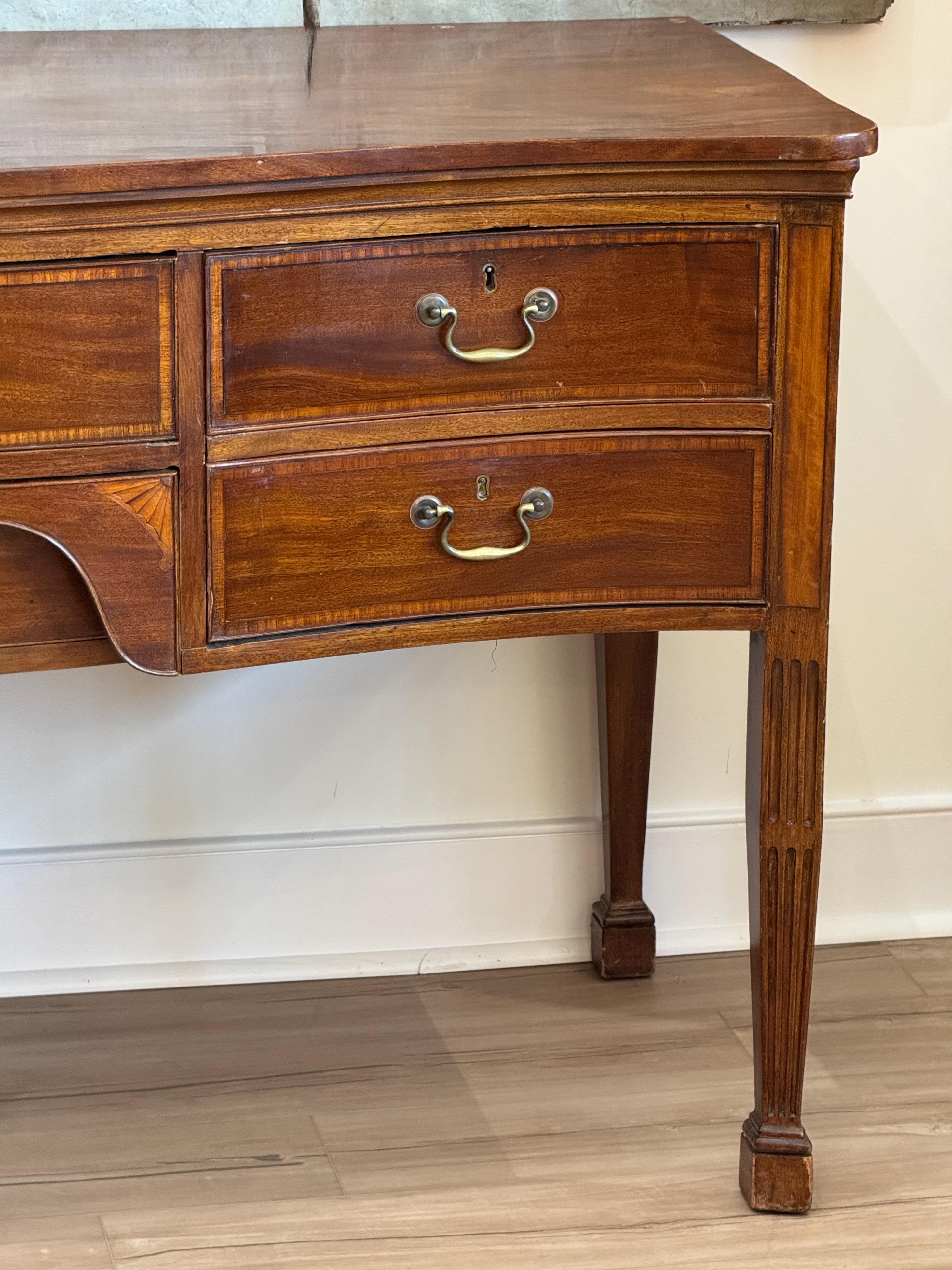 Circa 1795 George III Satinwood Banded Mahogany Sideboard With Serpentine Top In Good Condition For Sale In Charlottesville, VA
