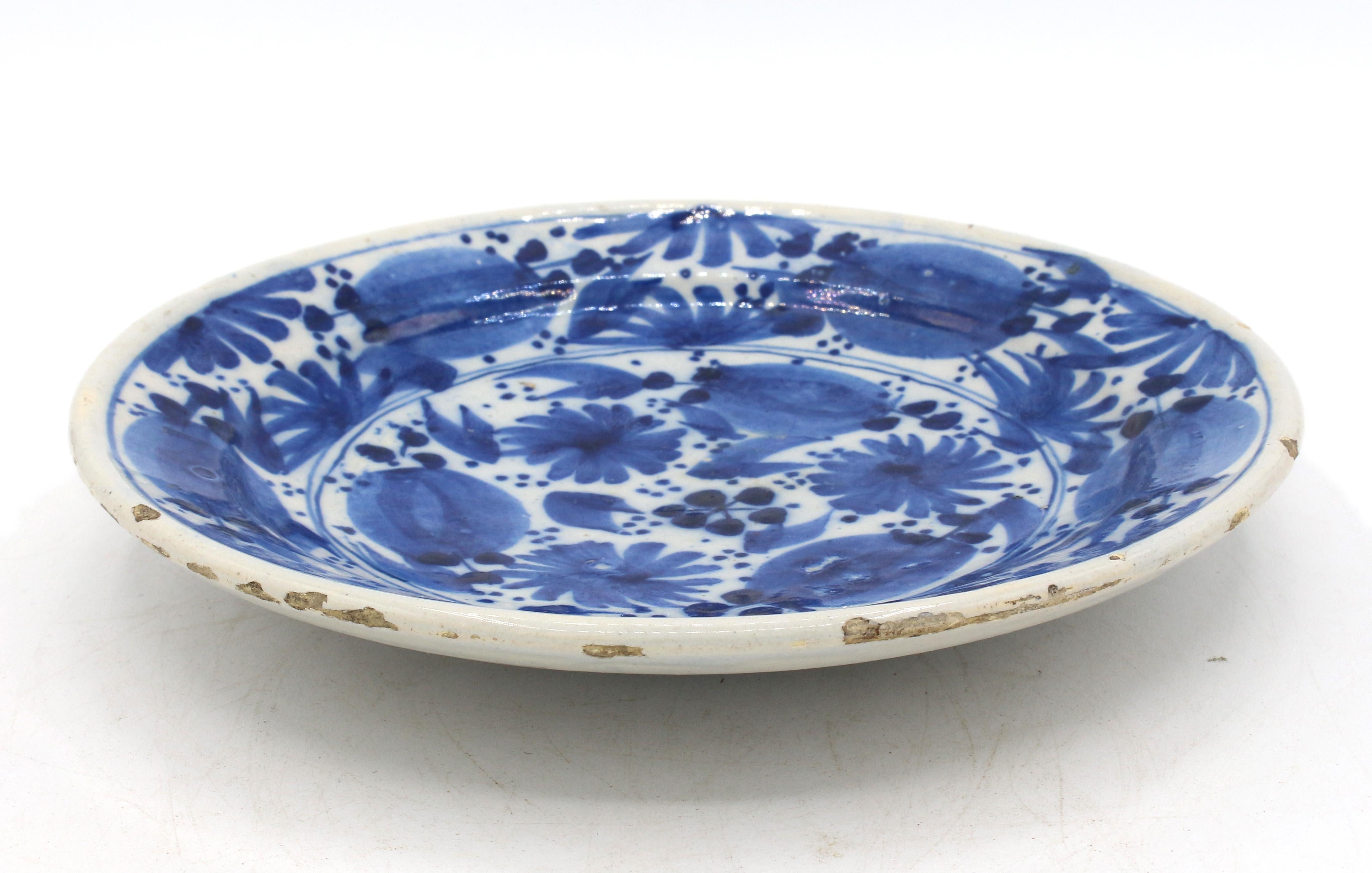 Circa 1800-1830 Plato azul y blanco Neoclásico