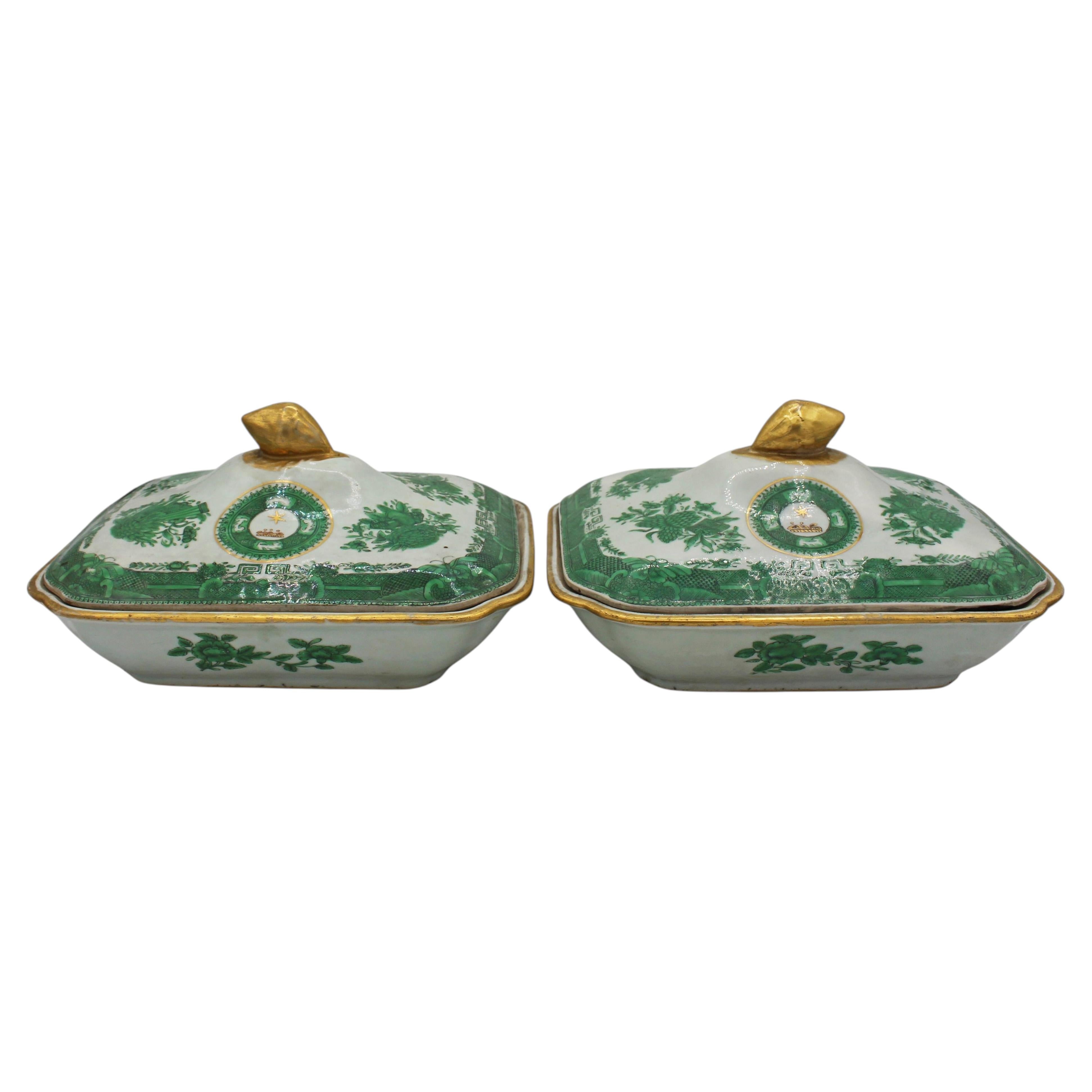 Circa 1800-1830 Chinese Export Pair of Green Fitzhugh Covered Vegetable Dishes For Sale