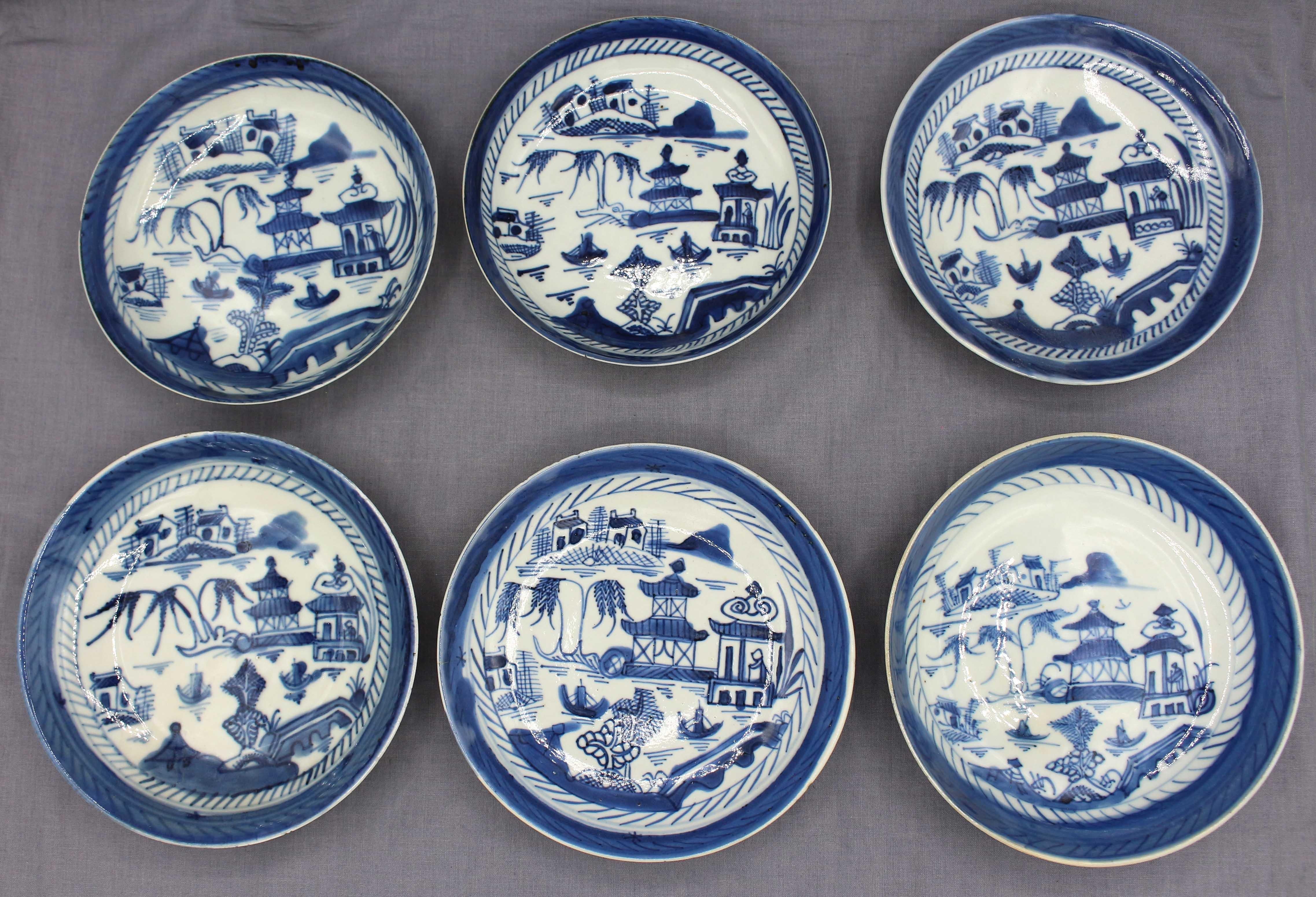 Circa 1800-1830 groupe de 6 bols bas en porcelaine de Canton bleue, exportation chinoise. Idéal pour les fruits et les desserts. Empotage fin et mince. Toutes, sauf une, présentent une ou plusieurs entailles au niveau de la bordure ; deux d'entre
