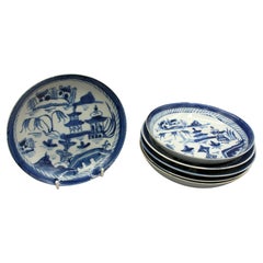 Gruppe von 6 niedrigen Schalen aus blauem Kanton-Porzellan, um 1800-1830, chinesischer Export