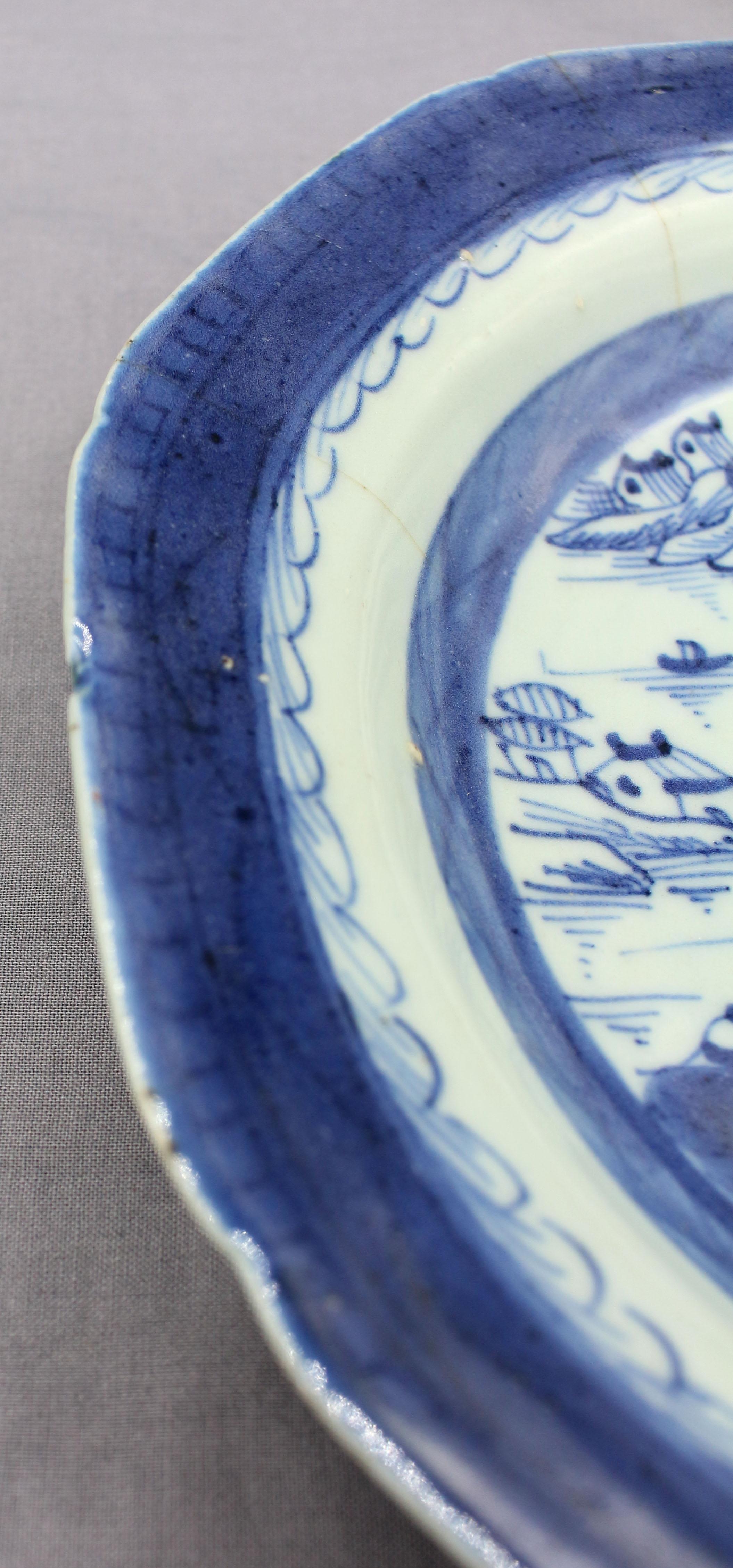CIRCA 1800-1830 Paar Porzellan-Suppenteller, Blauer Kanton, chinesischer Export. Achteckige Form. Ein Exemplar mit kleiner Randabsplitterung, das andere mit einigen Chips; beide mit Haarlinien.
Ø 9
