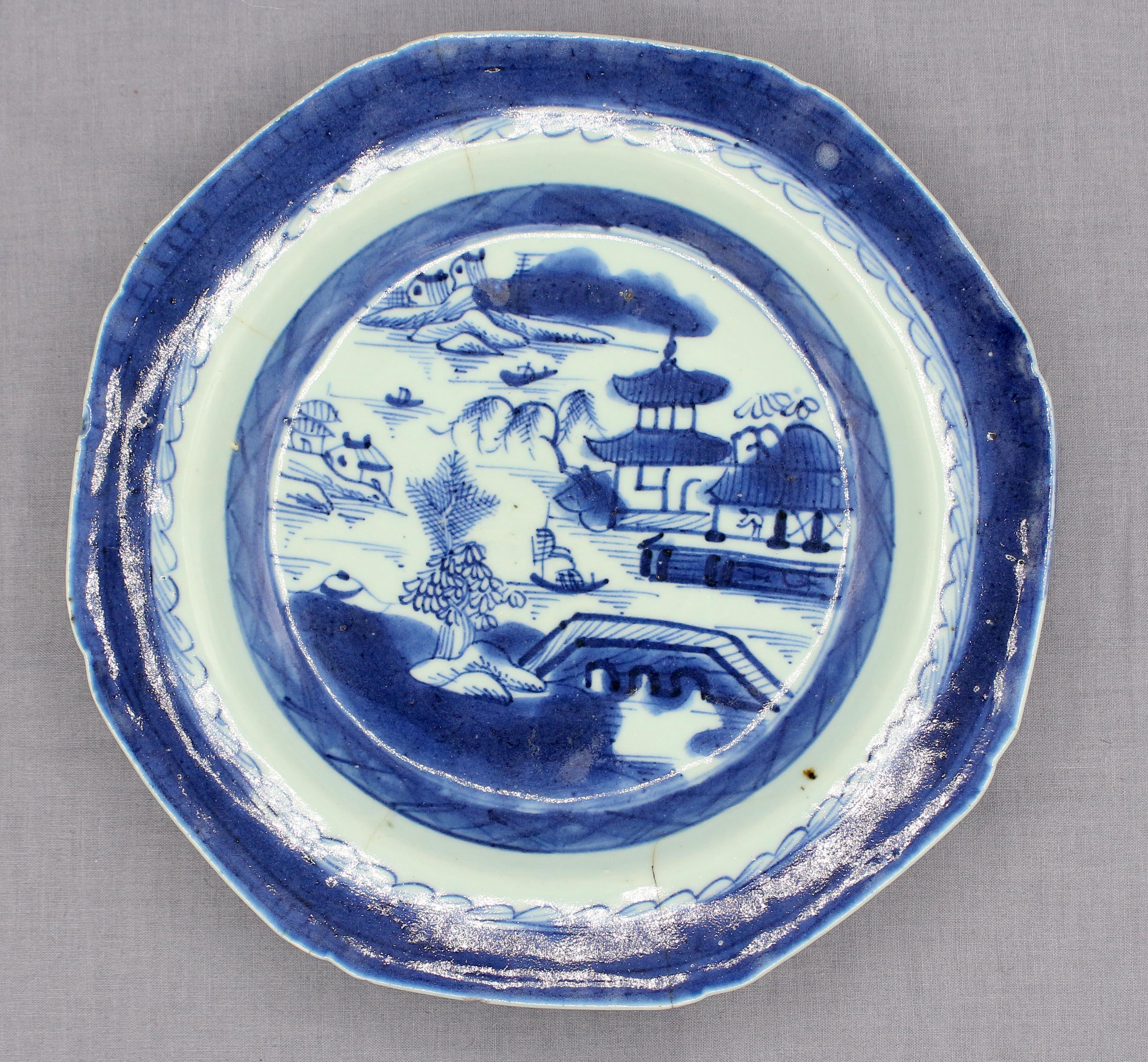 Circa 1800-1830 Pair of Chinese Export Blue Canton Soup Plates In Good Condition For Sale In Chapel Hill, NC