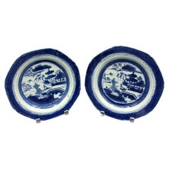 Paire d'assiettes à soupe Canton bleues d'exportation chinoise datant d'environ 1800-1830