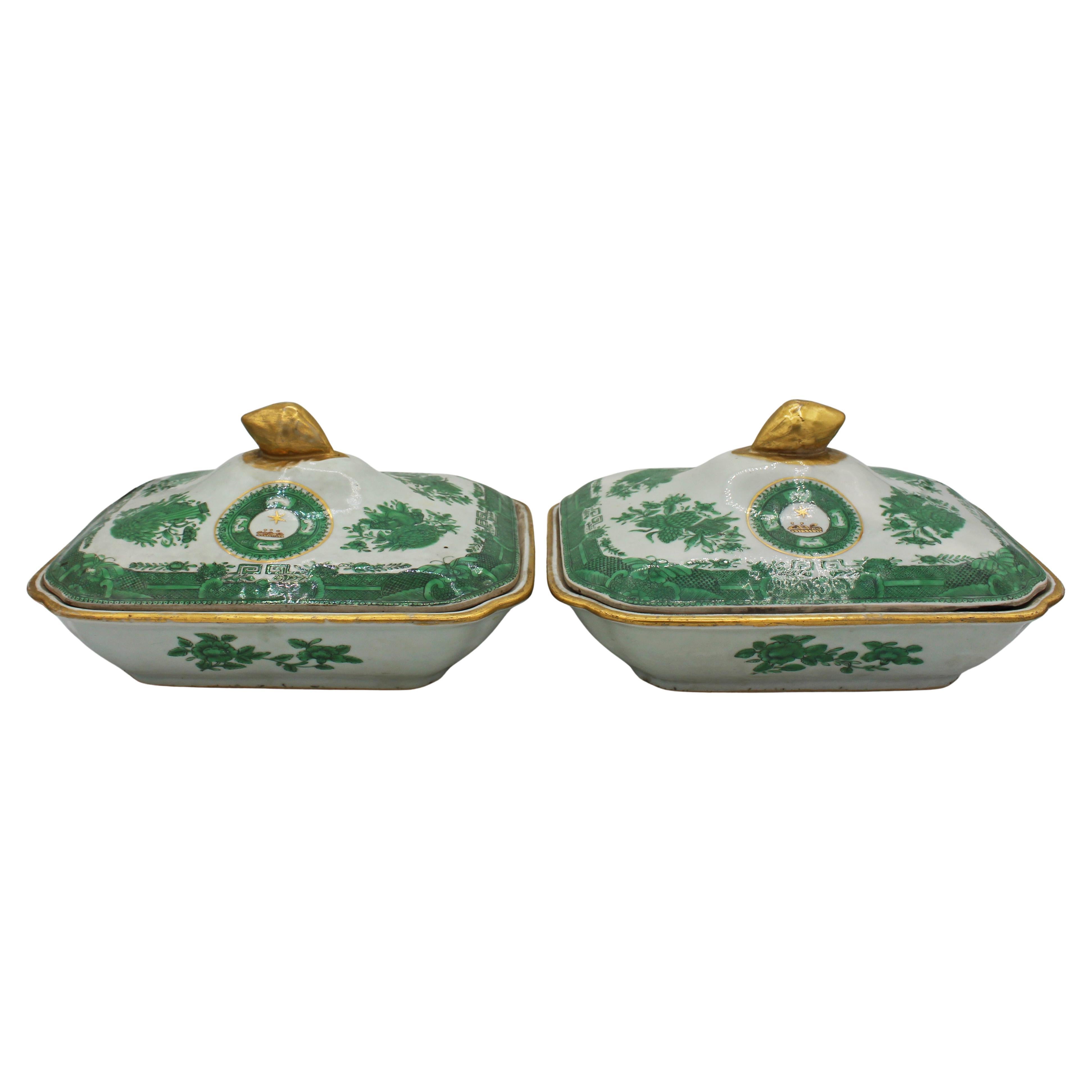 Circa 1800-1830 Pair of Green Fitzhugh Covered Vegetable Dishes For Sale