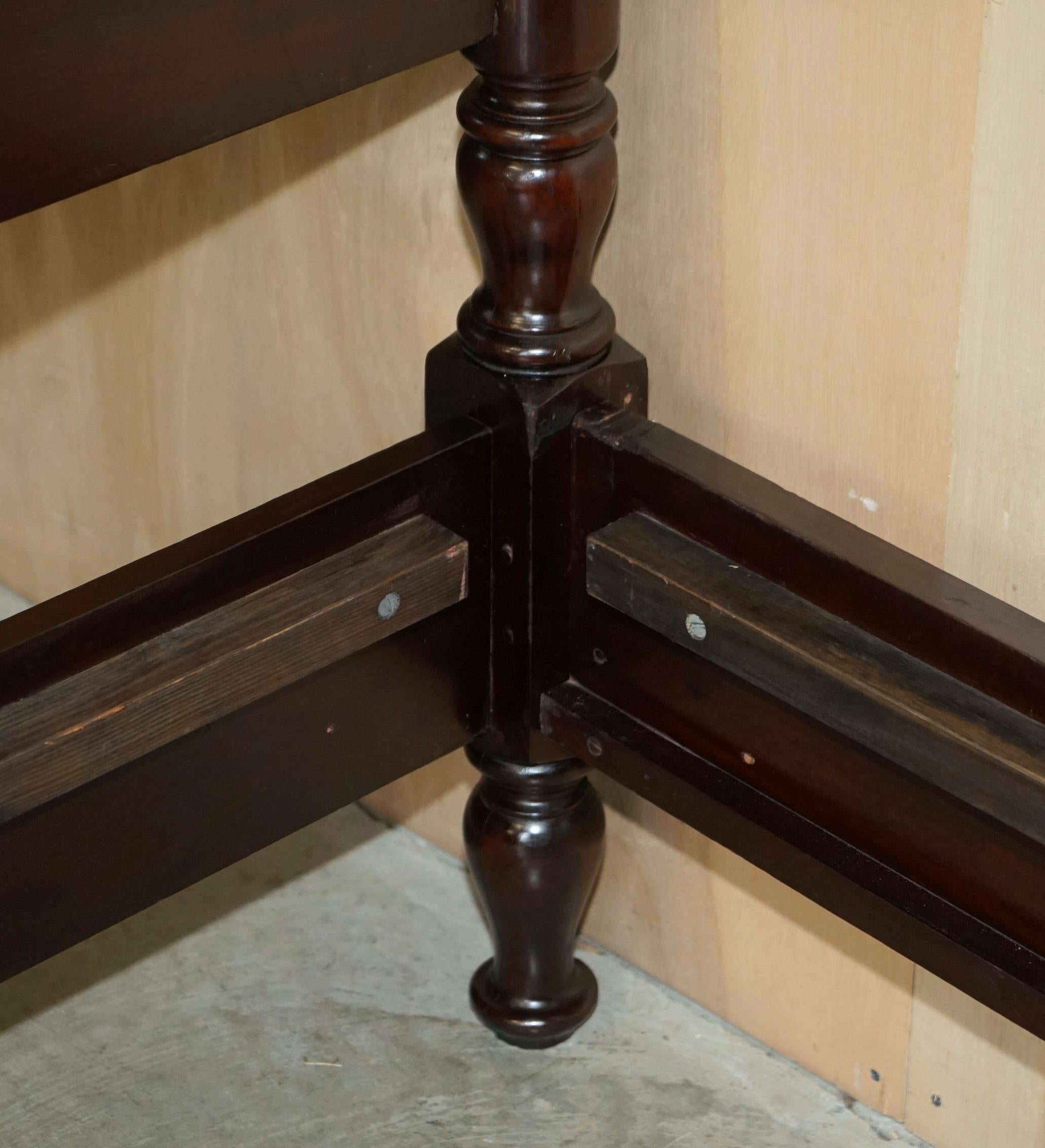 Circa 1800 American Federal Hardwood Four Poster Bed Frame with Carved Pillars For Sale 9