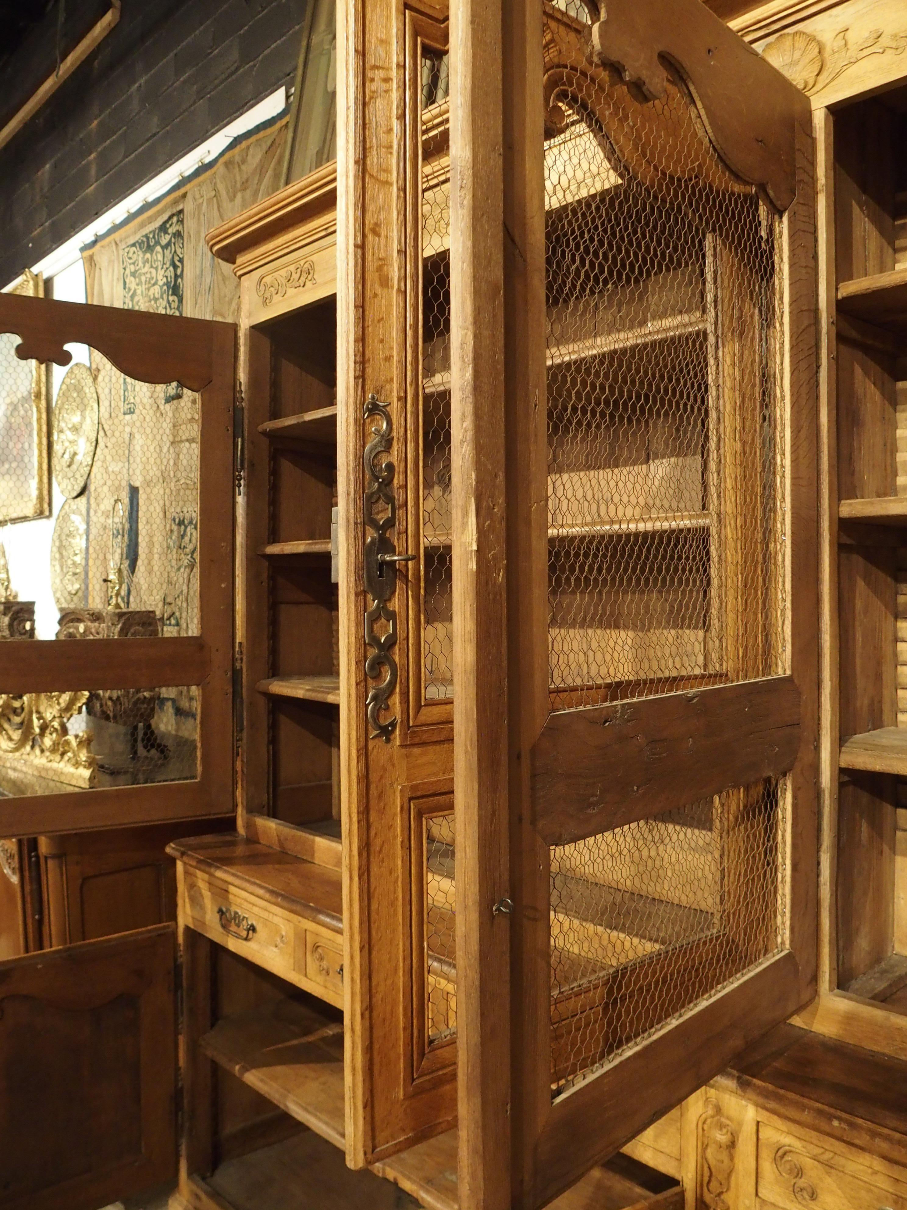 Circa 1800 Bibliothèque double en chêne sculpté et à panneaux métalliques du Sud-Ouest de la France en vente 9
