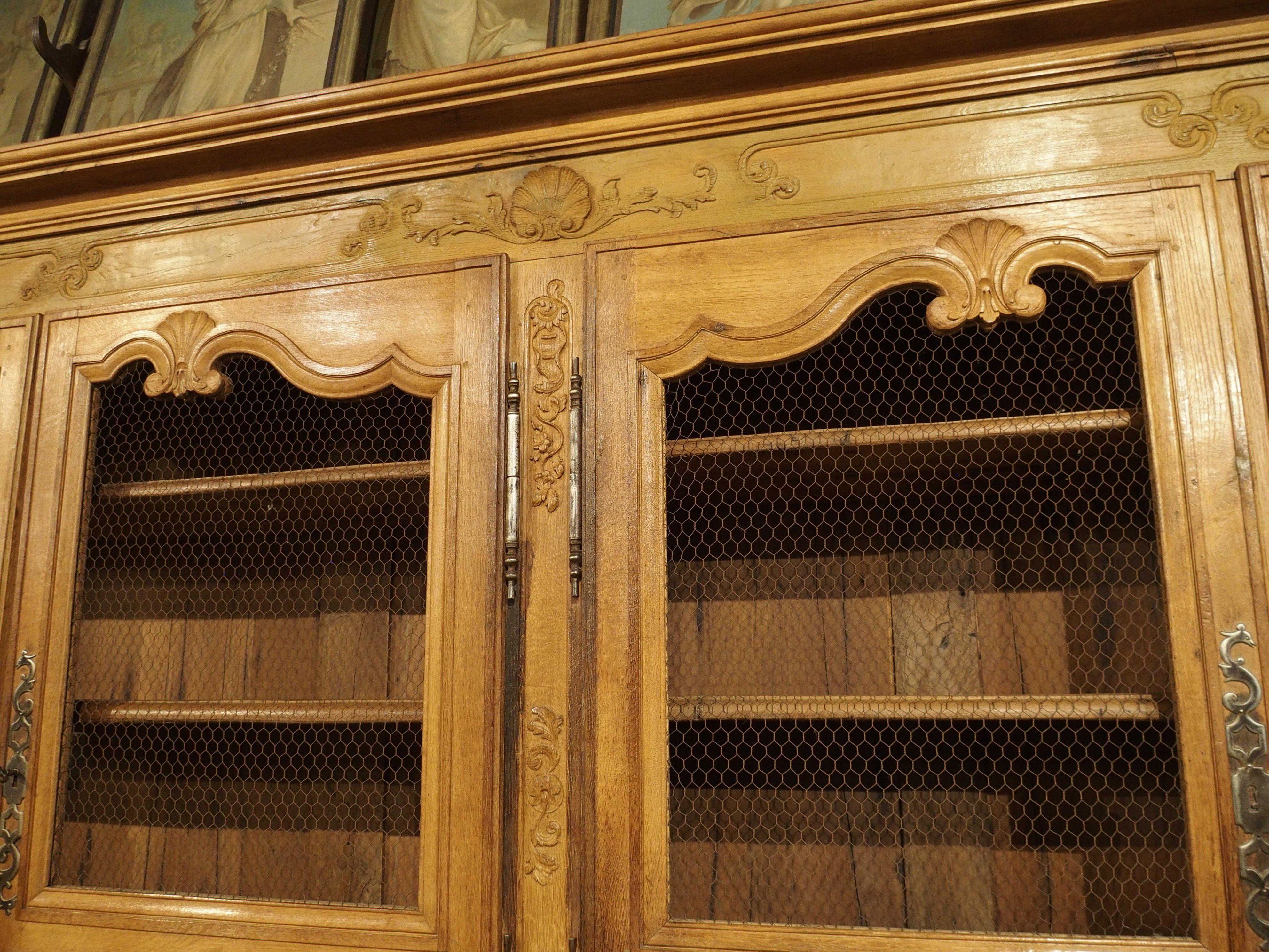 Circa 1800 Bibliothèque double en chêne sculpté et à panneaux métalliques du Sud-Ouest de la France en vente 11