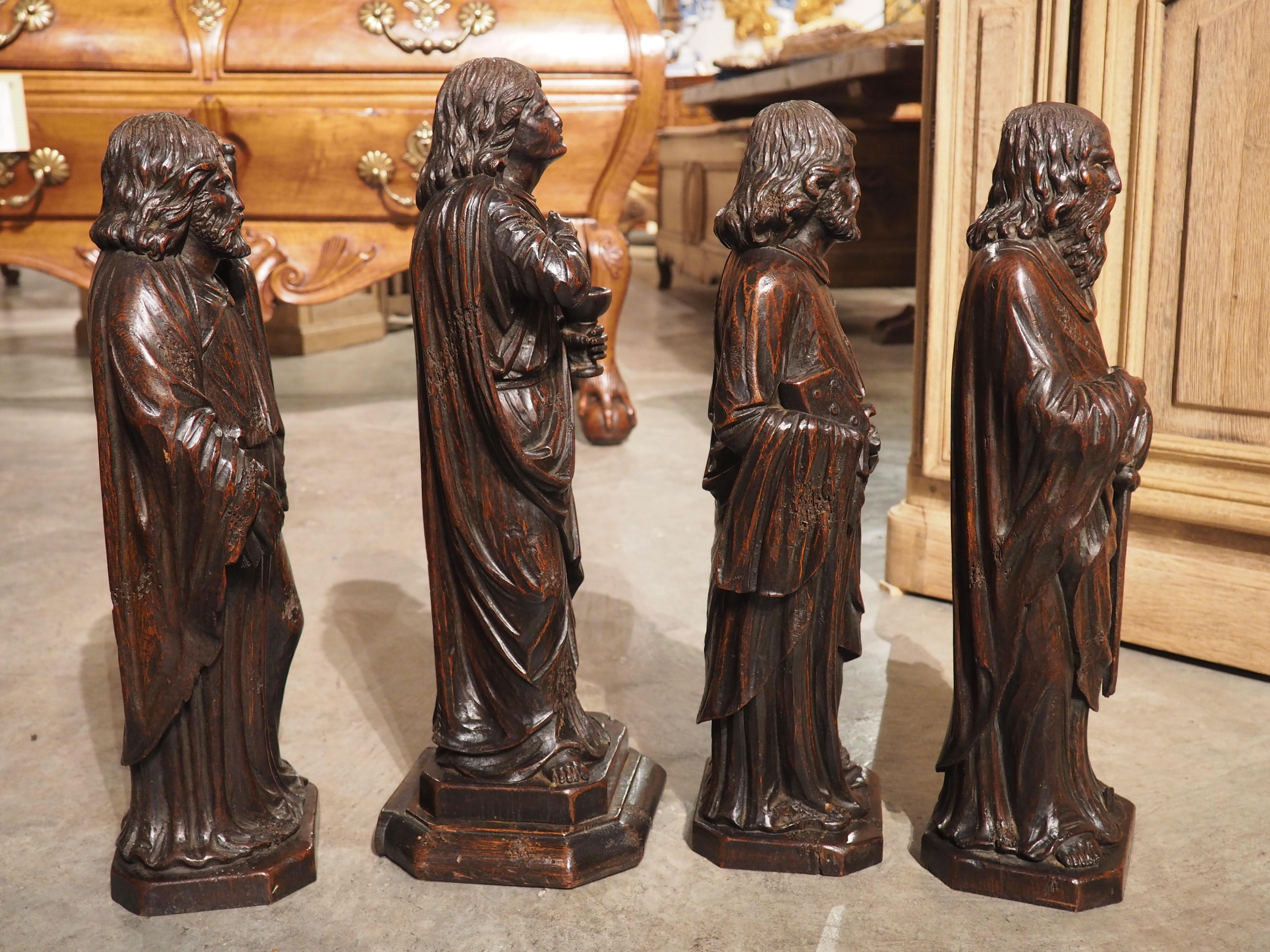 Geschnitzte Eichenholzskulpturen der Apostel James, John, Peter und Paul aus der Zeit um 1800 im Angebot 8