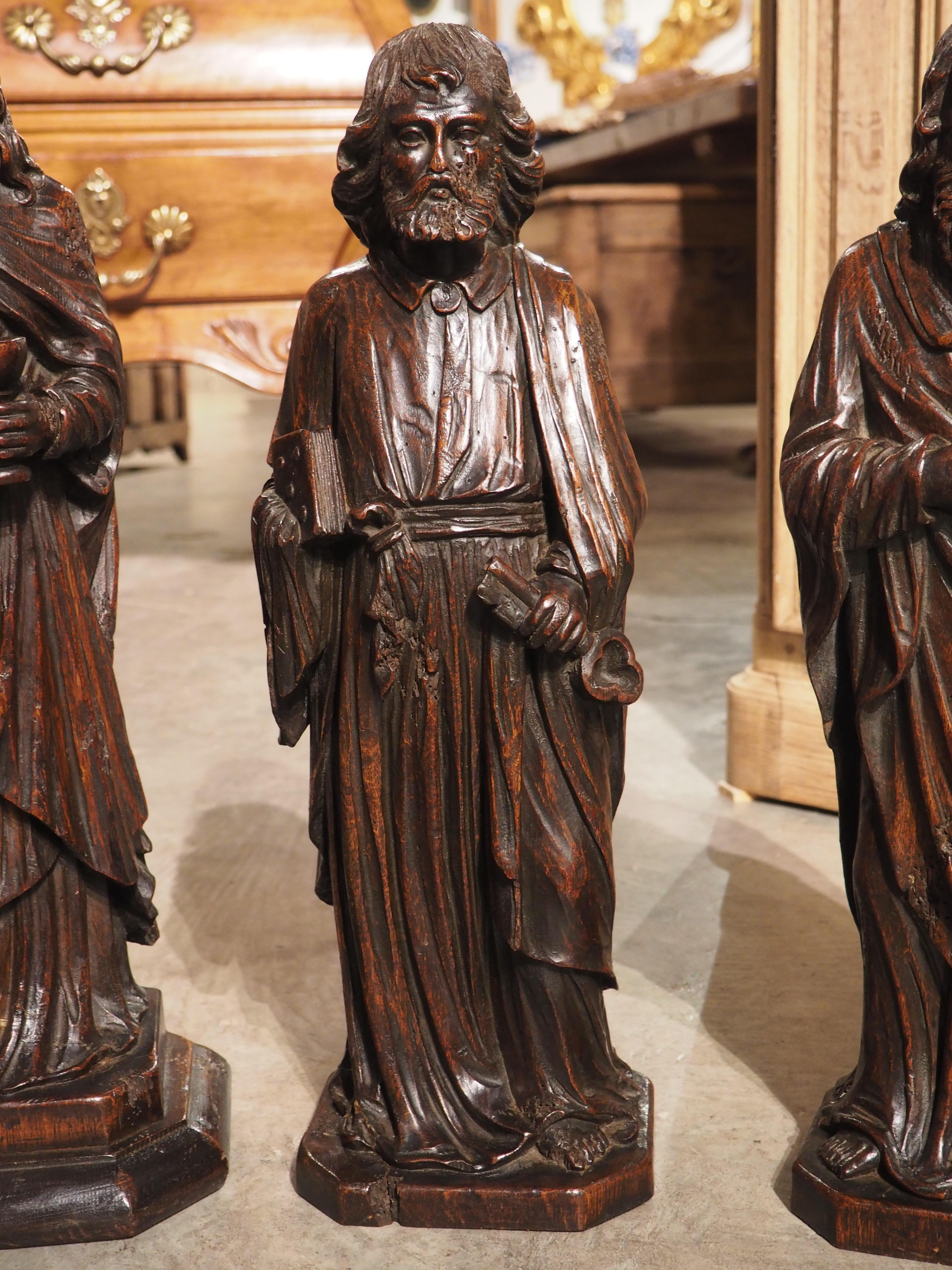 Geschnitzte Eichenholzskulpturen der Apostel James, John, Peter und Paul aus der Zeit um 1800 im Zustand „Gut“ im Angebot in Dallas, TX