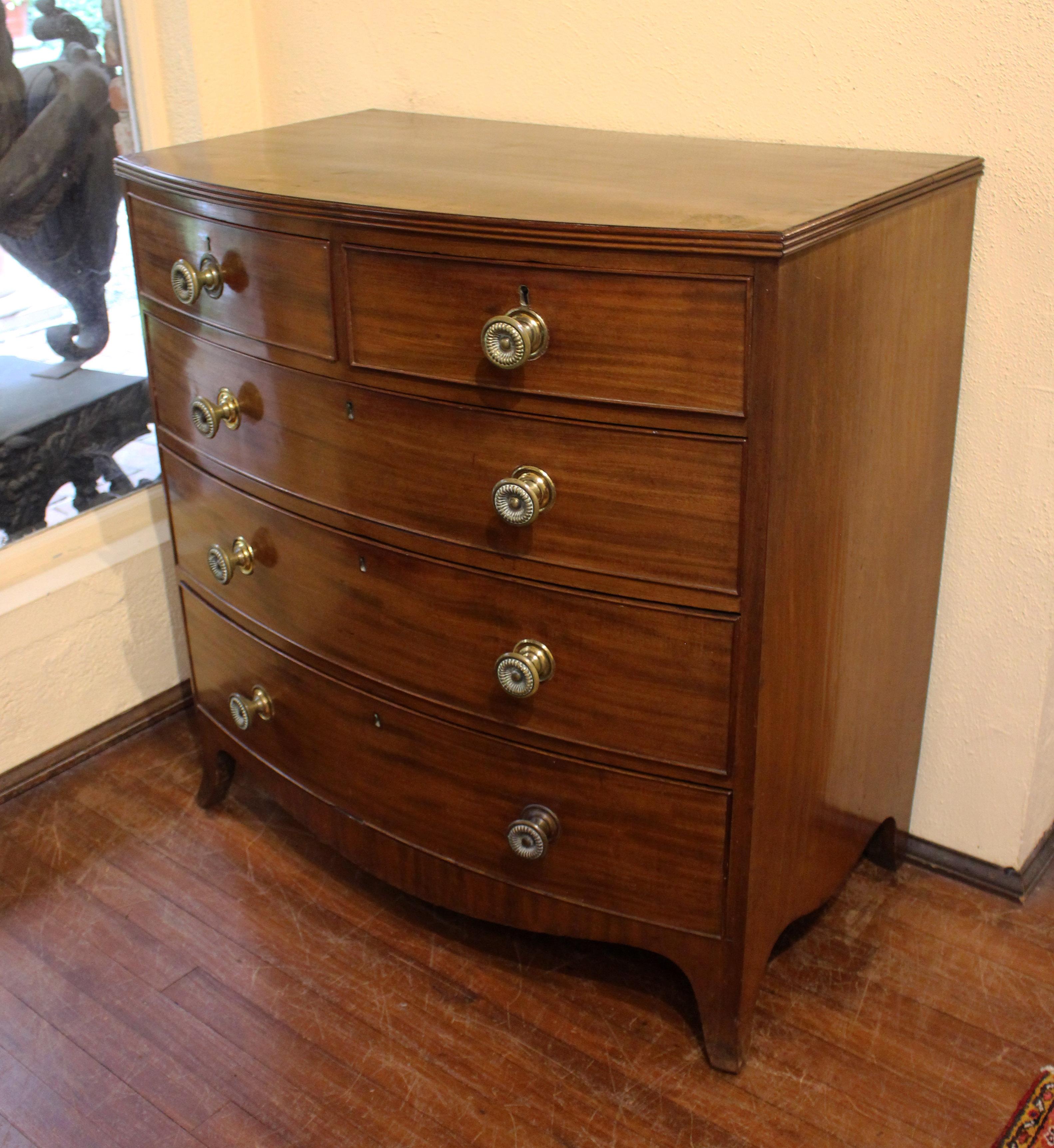 Circa 1800 English Bowfront Chest of Drawers In Good Condition In Chapel Hill, NC