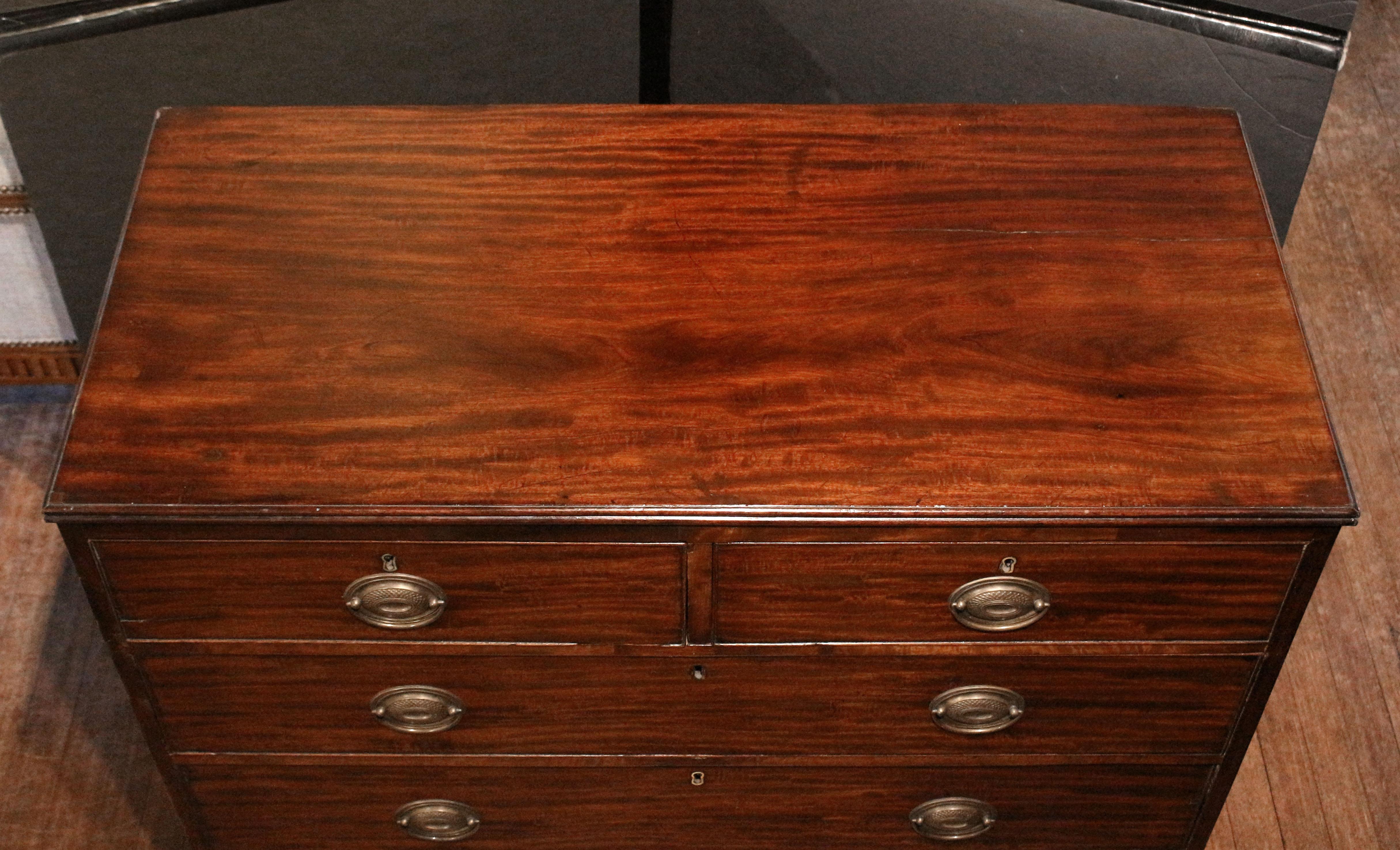 Circa 1800 English George III Period Chest of Drawers In Good Condition For Sale In Chapel Hill, NC