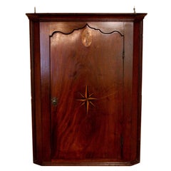 Armario esquinero con puerta ciega colgante inglés de circa 1800