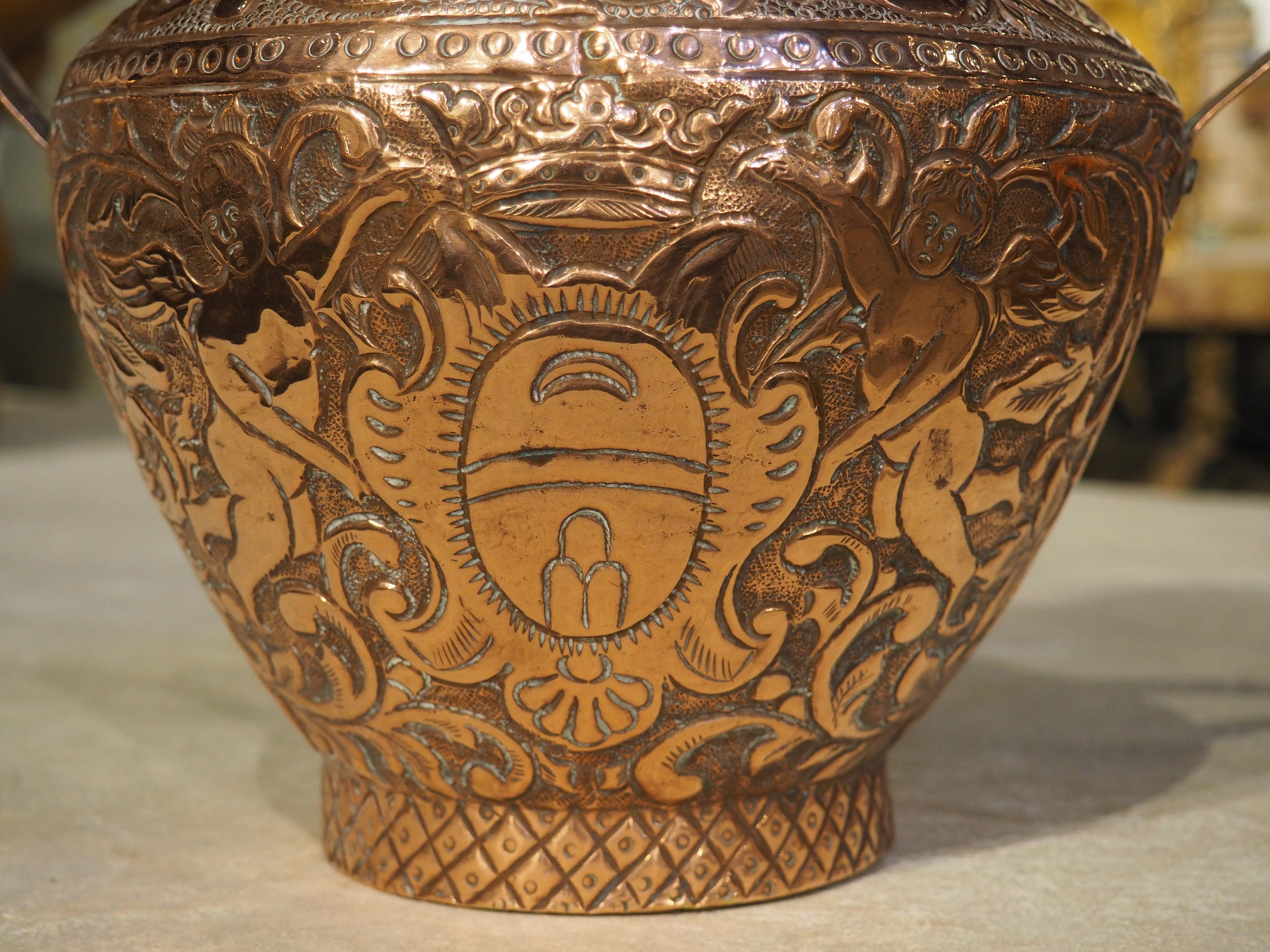 Vase français à 2 poignées en cuivre datant d'environ 1800 avec chariot et cartouche en vente 3
