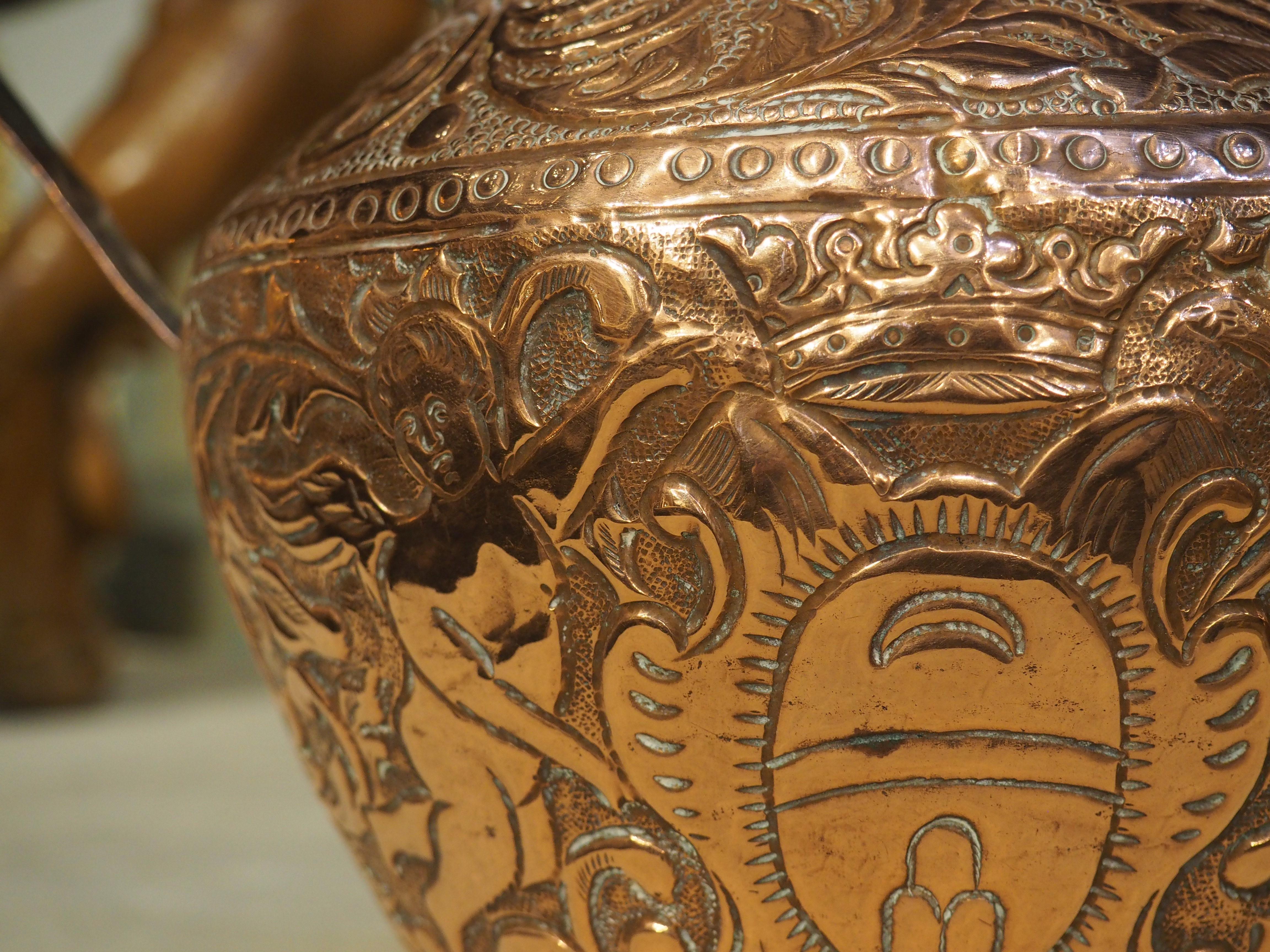 Vase français à 2 poignées en cuivre datant d'environ 1800 avec chariot et cartouche en vente 4