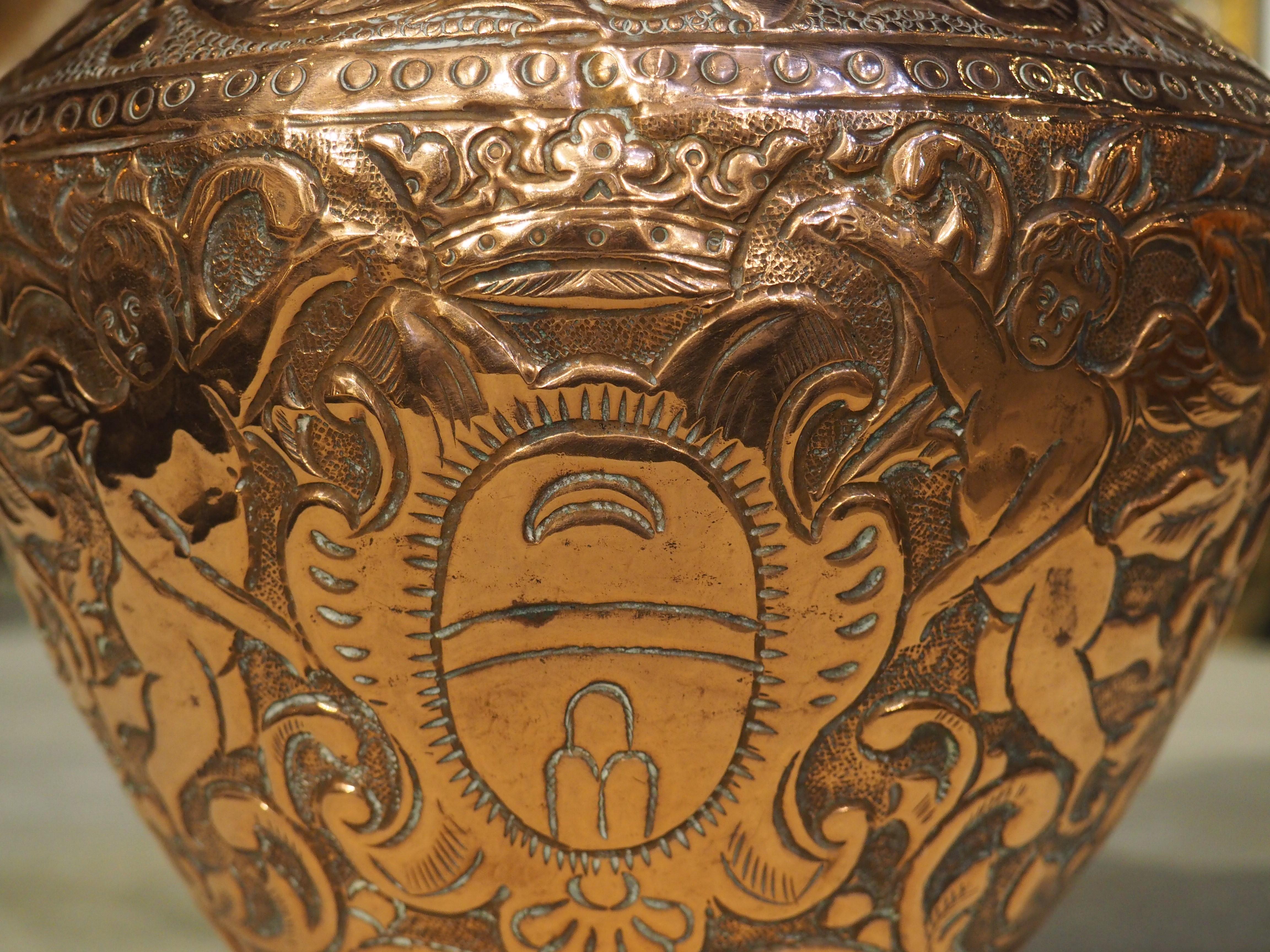 Vase français à 2 poignées en cuivre datant d'environ 1800 avec chariot et cartouche en vente 5