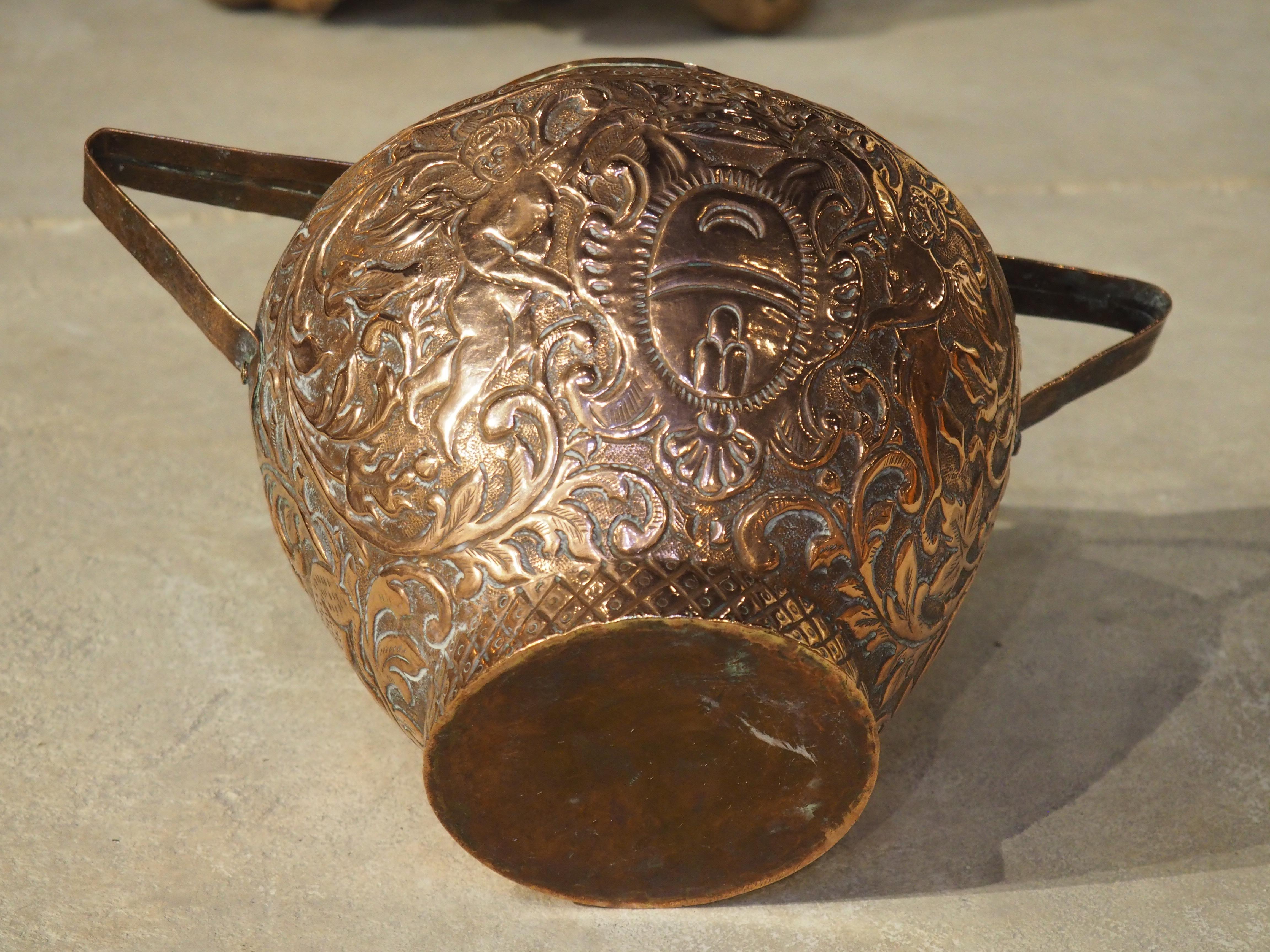 Vase français à 2 poignées en cuivre datant d'environ 1800 avec chariot et cartouche en vente 9