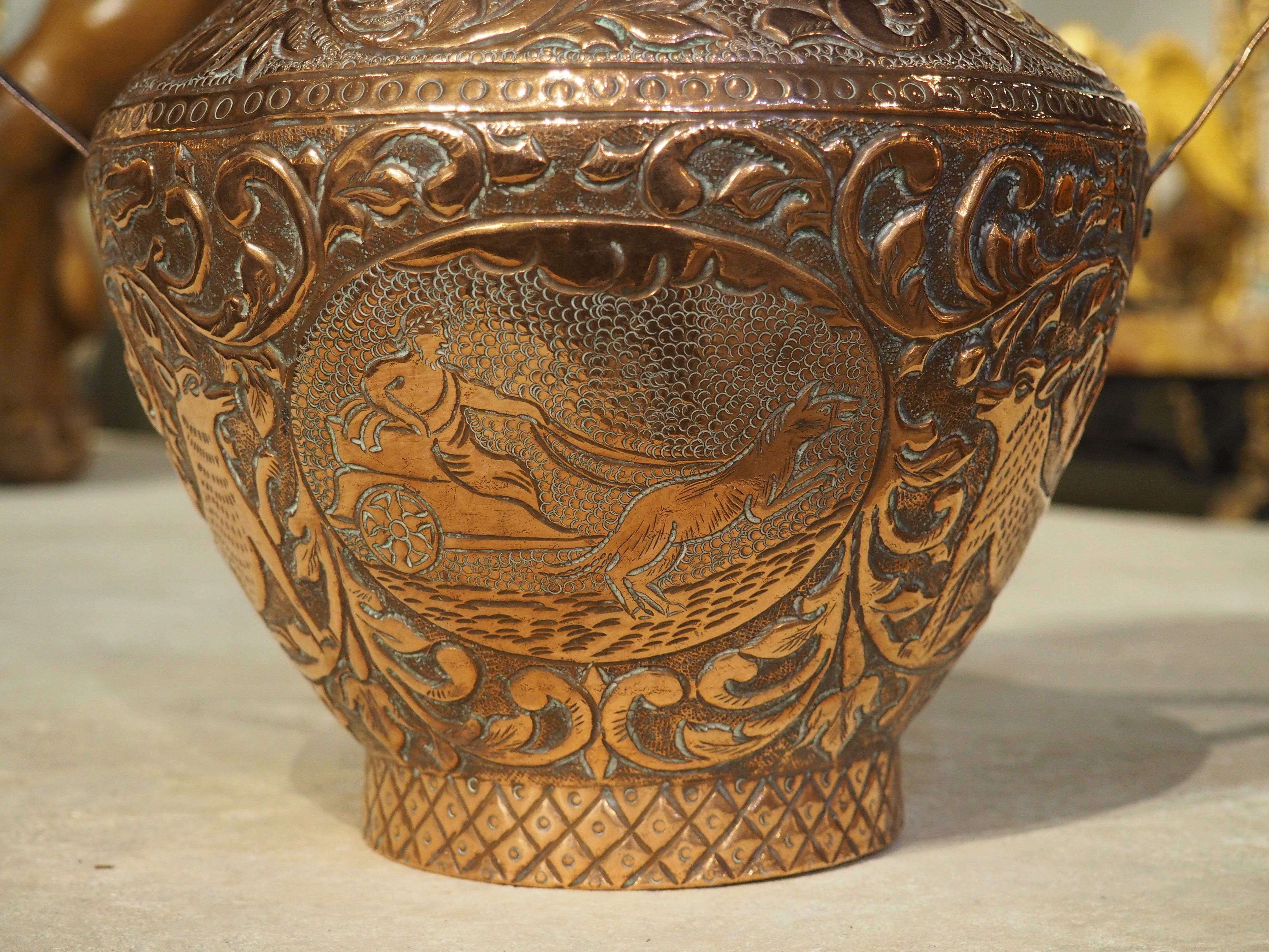 Martelé Vase français à 2 poignées en cuivre datant d'environ 1800 avec chariot et cartouche en vente