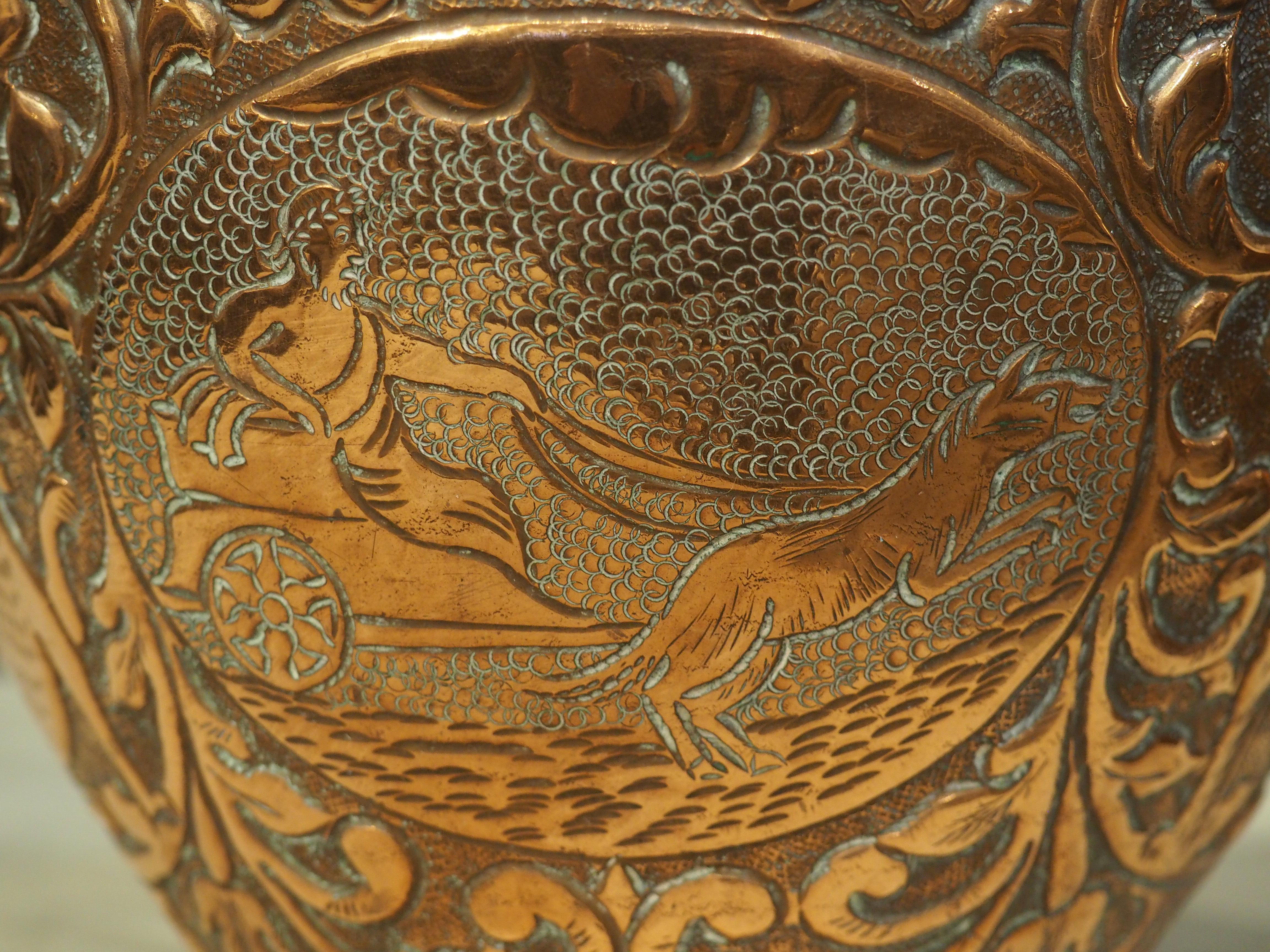 Vase français à 2 poignées en cuivre datant d'environ 1800 avec chariot et cartouche Bon état - En vente à Dallas, TX