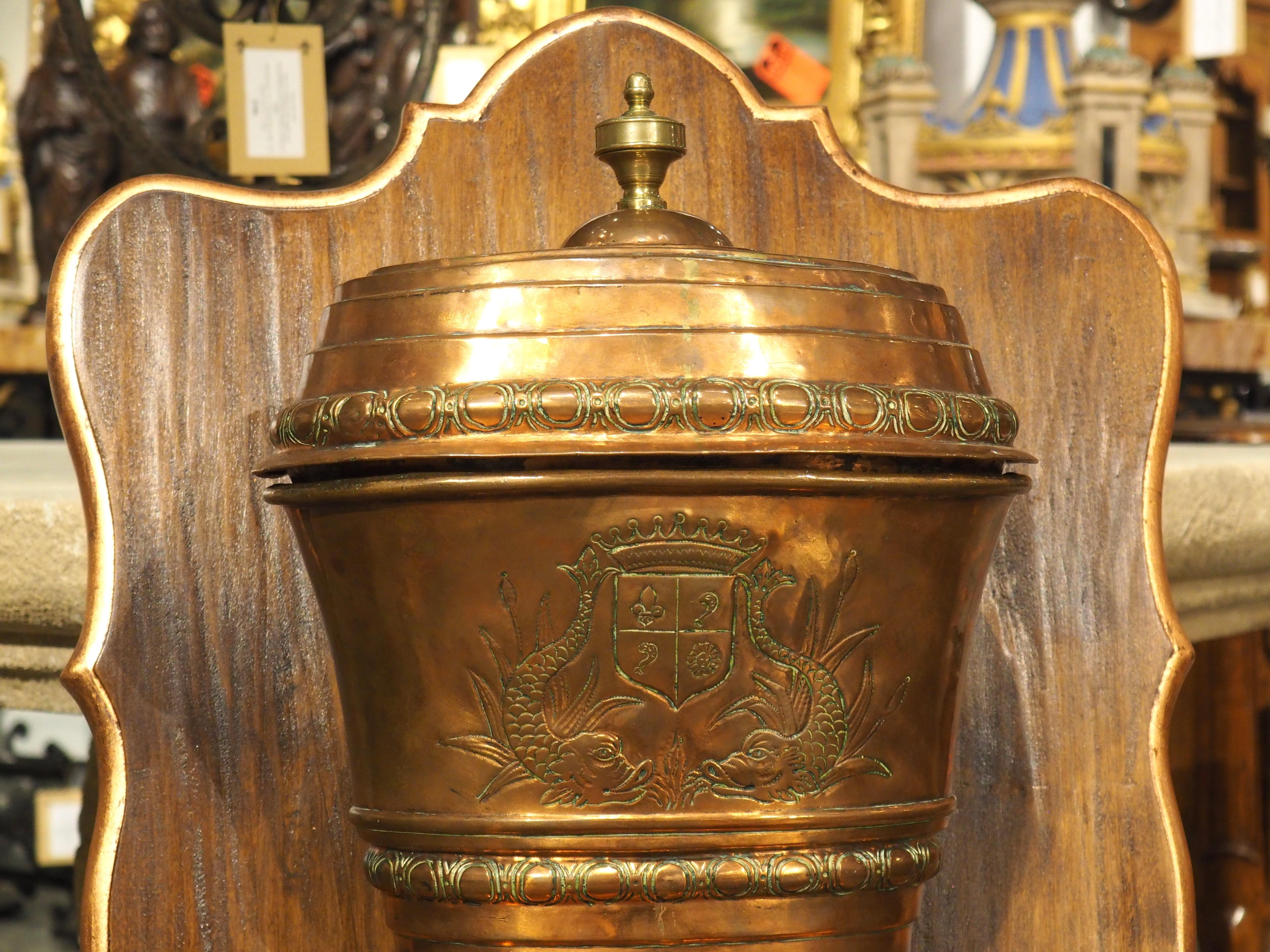 Circa 1800 French Copper Coat of Arms Lavabo with Wooden Mounting In Good Condition For Sale In Dallas, TX