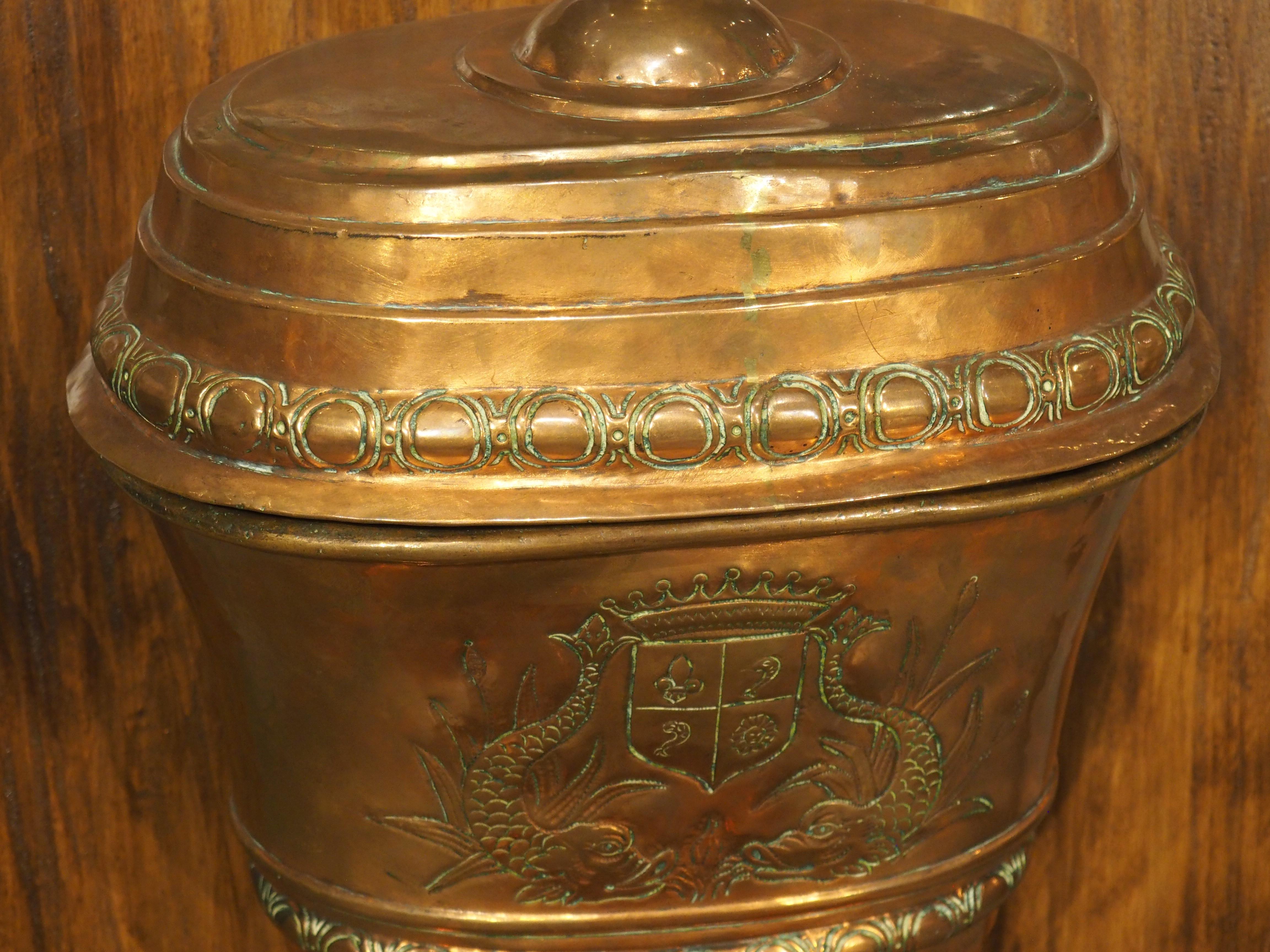 Lavabo con Escudo de Armas de Cobre Francés de Circa 1800 con Montaje de Madera Latón en venta