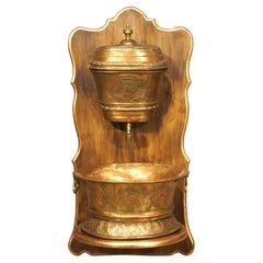 Manteau d'accoudoirs français en cuivre datant d'environ 1800 Lavabo avec monture en bois