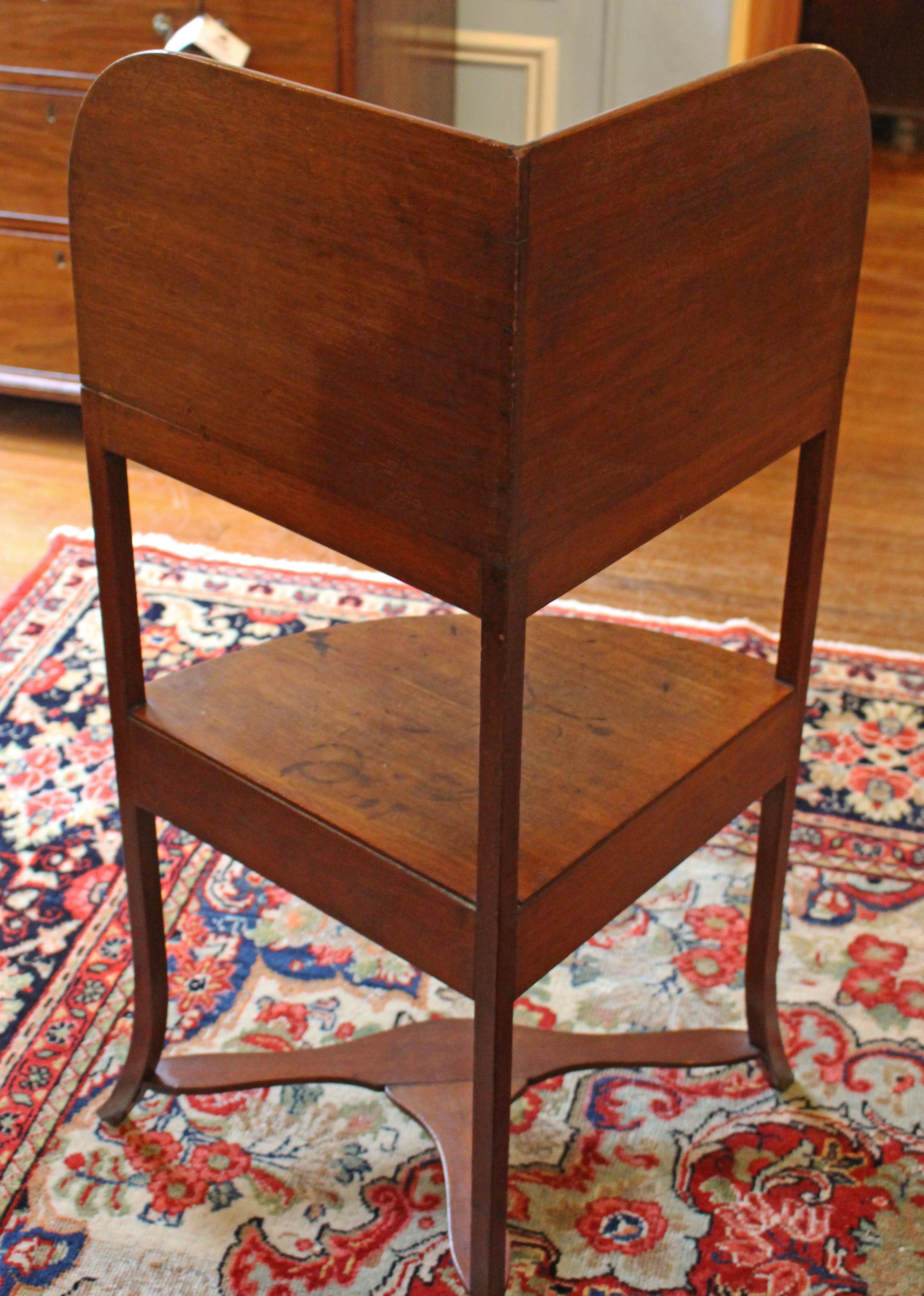 Circa 1800 George III Mahogany Corner Washstand In Good Condition For Sale In Chapel Hill, NC