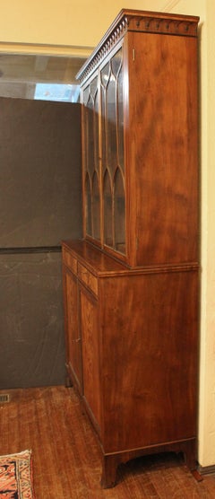 CIRCA 1800 Englischer Bücherschrank aus der Zeit von Georg III.