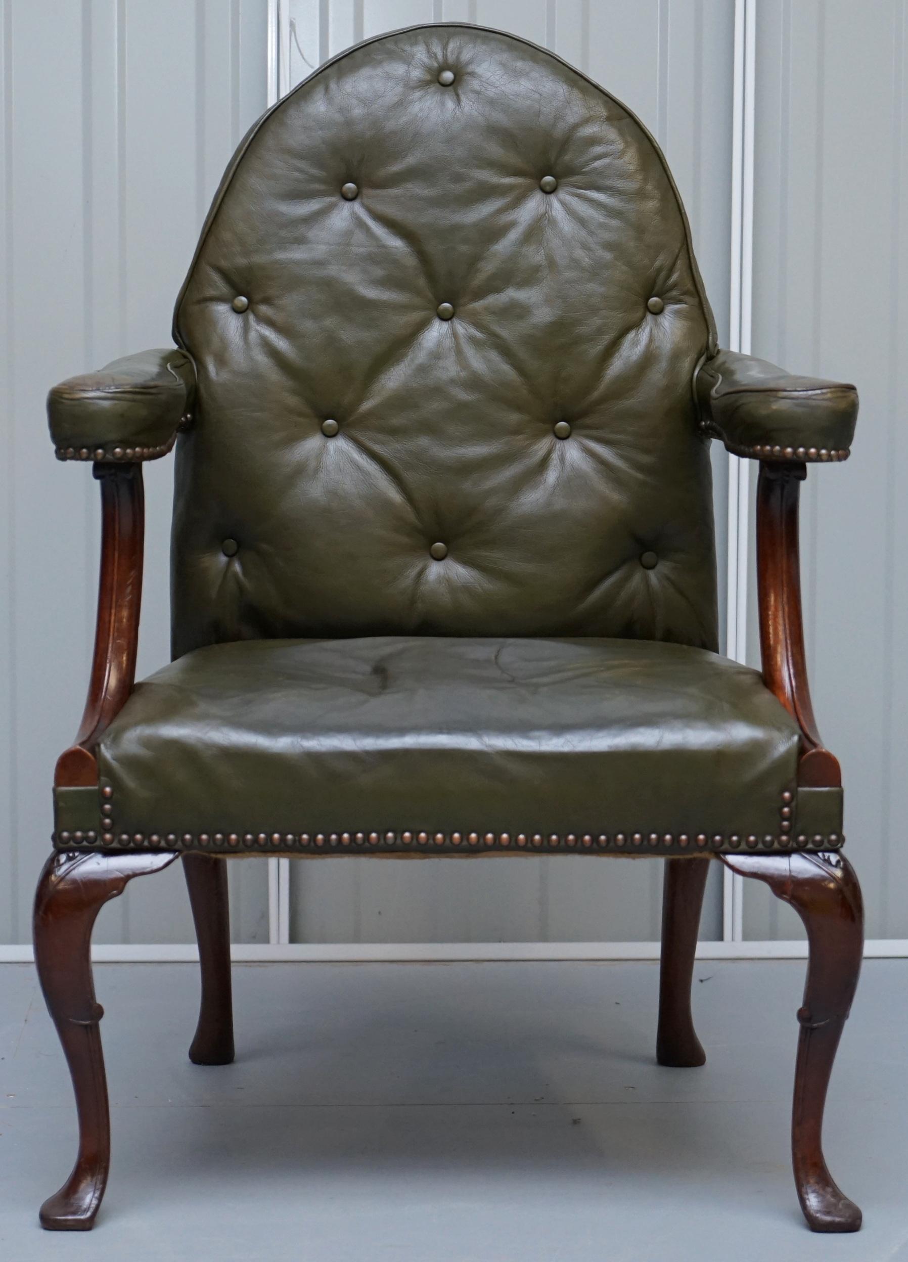 Wir freuen uns, diesen sehr seltenen originalen georgianischen Sessel mit Kirchturmlehne aus der Zeit um 1800 im gotischen Revival zum Verkauf anzubieten

Ein sehr gut aussehender und dekorativer Sessel. Er wurde nach den frühen gotischen