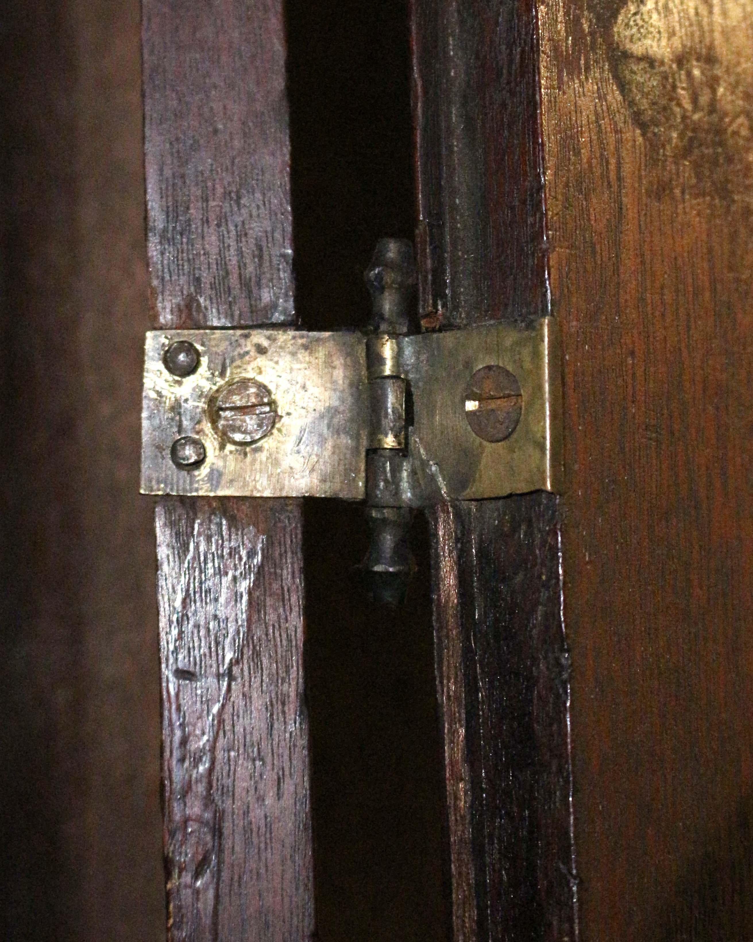 Bois Cabinet d'angle à porte aveugle suspendu, CIRCA, 1800 en vente