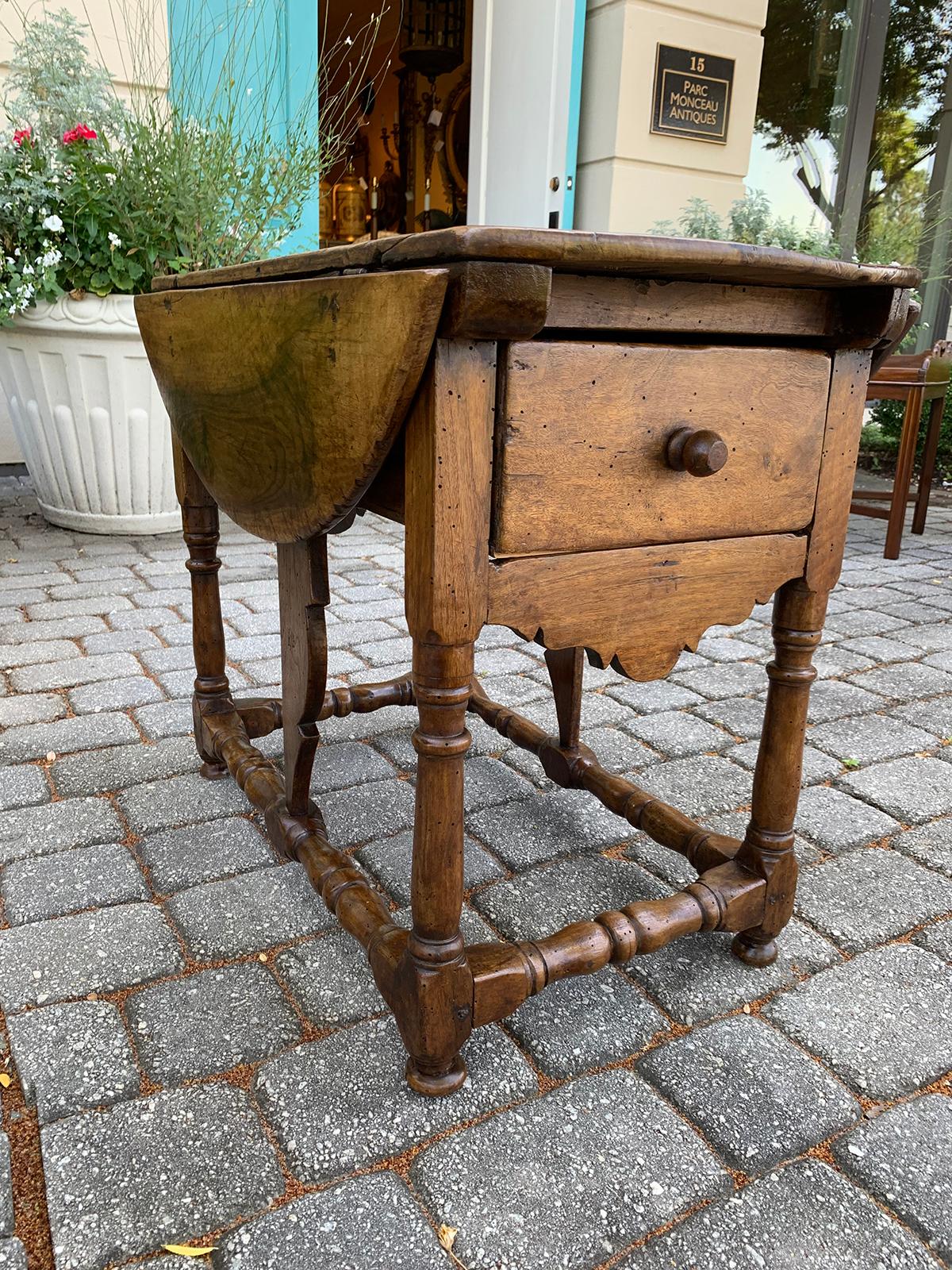 Inlaid drop-leaf table with drawer, possibly George I, circa 1800
Inlaid star
When leaves are down: 17.5