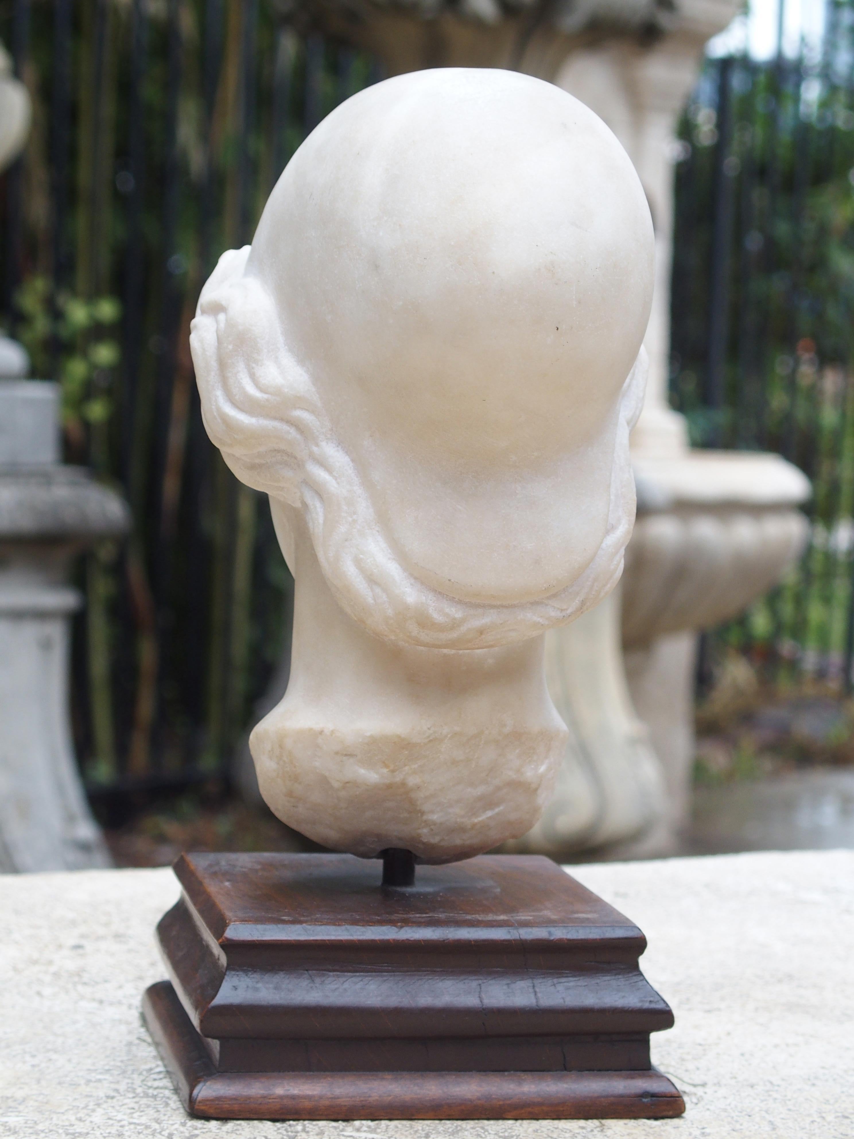 Fer Tête en marbre italien sur socle en bois, vers 1800 en vente