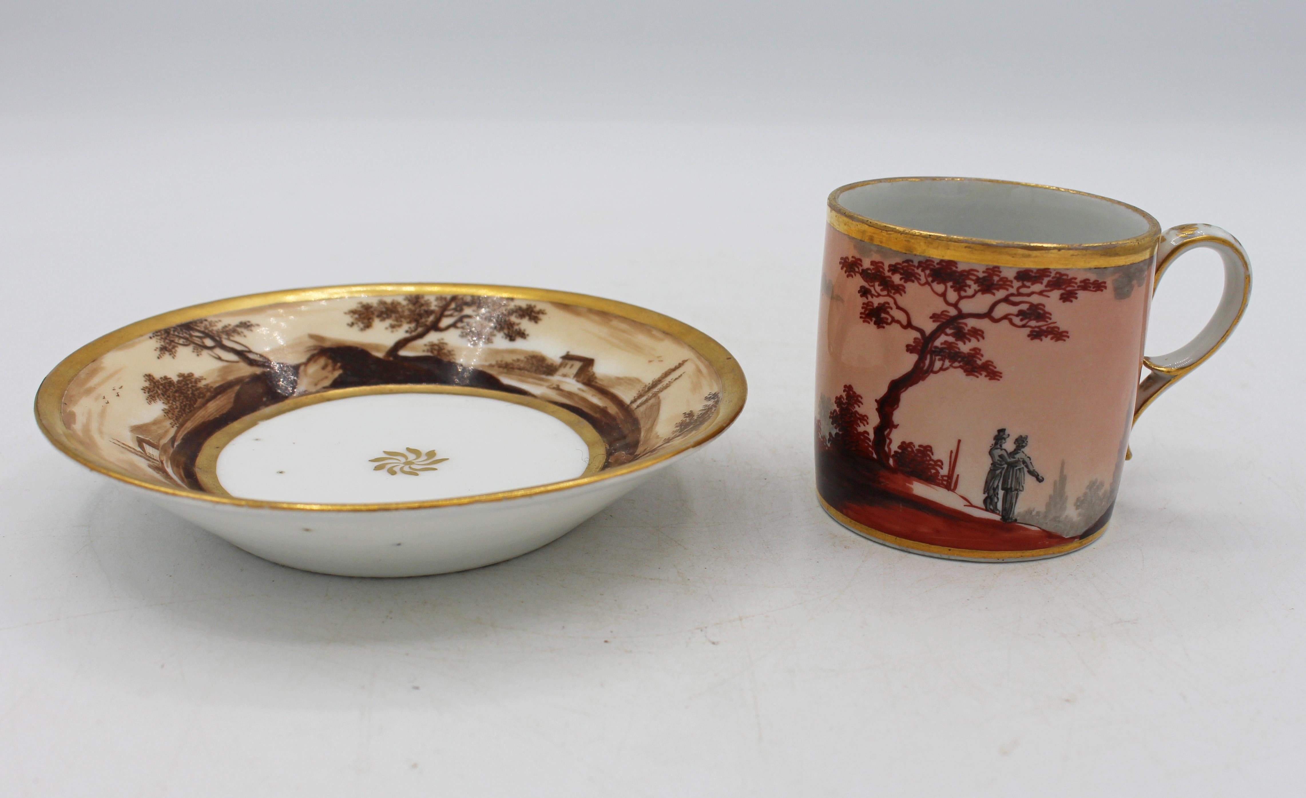 CIRCA 1800 Kaffeetasse und Untertasse aus altem Pariser Porzellan (oder KPM). Looping-Griff. Der 3-dimensionale Effekt der handgemalten Einfassung wird mit Farben & en grisaille Fernsichten erzeugt. Vergoldete Ränder und Henkel. Spur einer