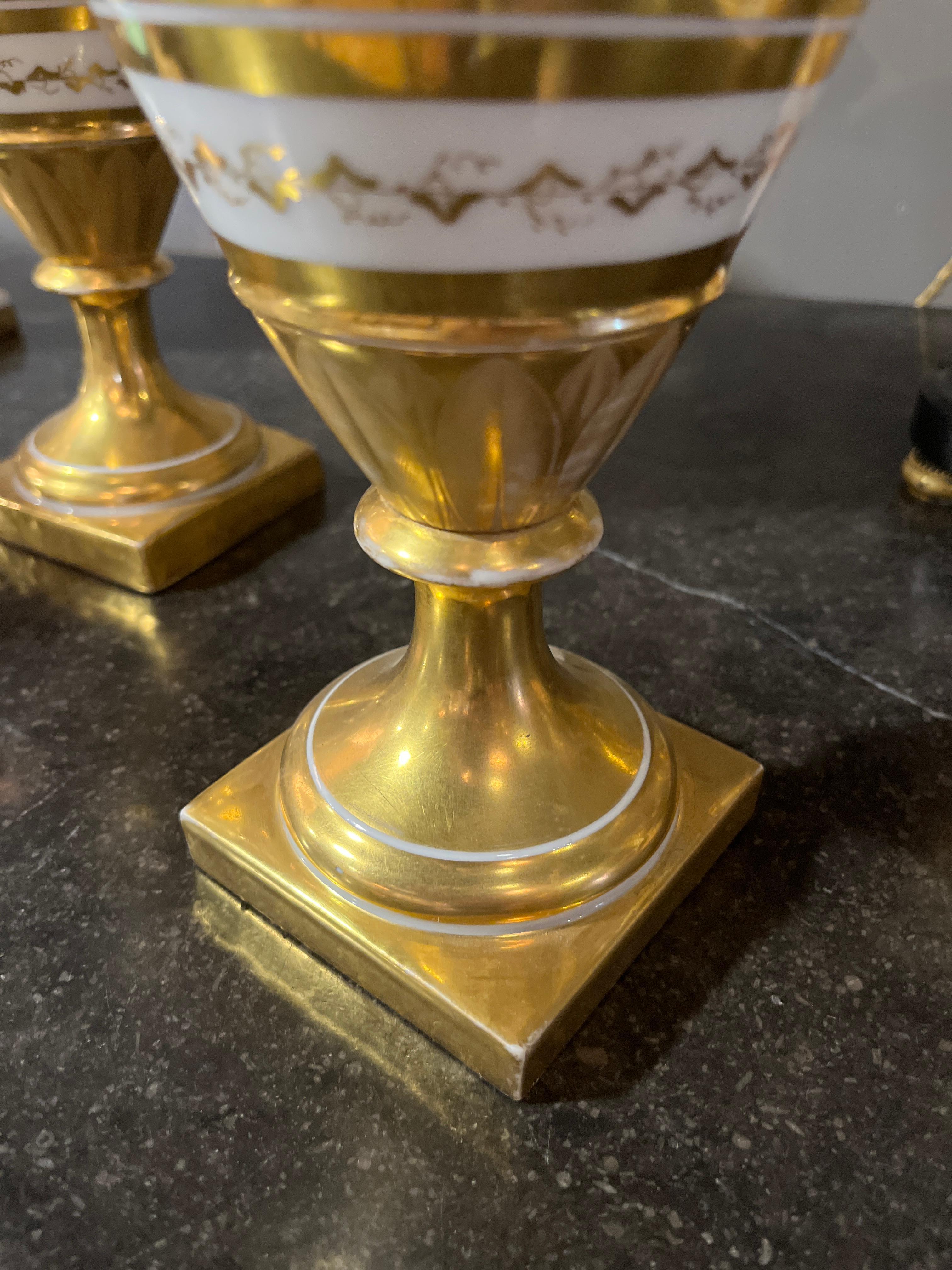 Neoclassical Circa 1800 Pair of Floral Paris Porcelain Urns For Sale