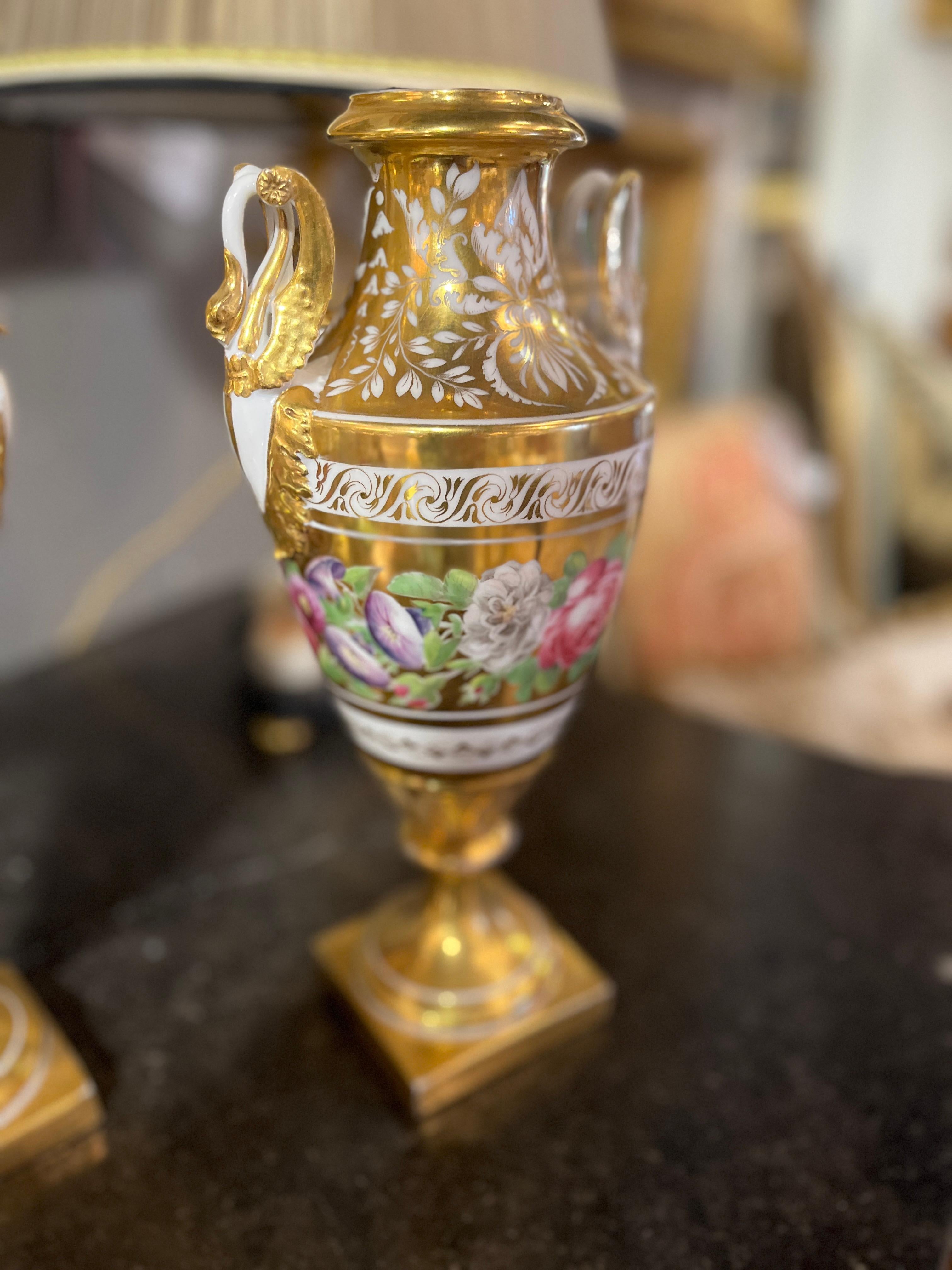 Circa 1800 Pair of Floral Paris Porcelain Urns In Good Condition For Sale In Scottsdale, AZ
