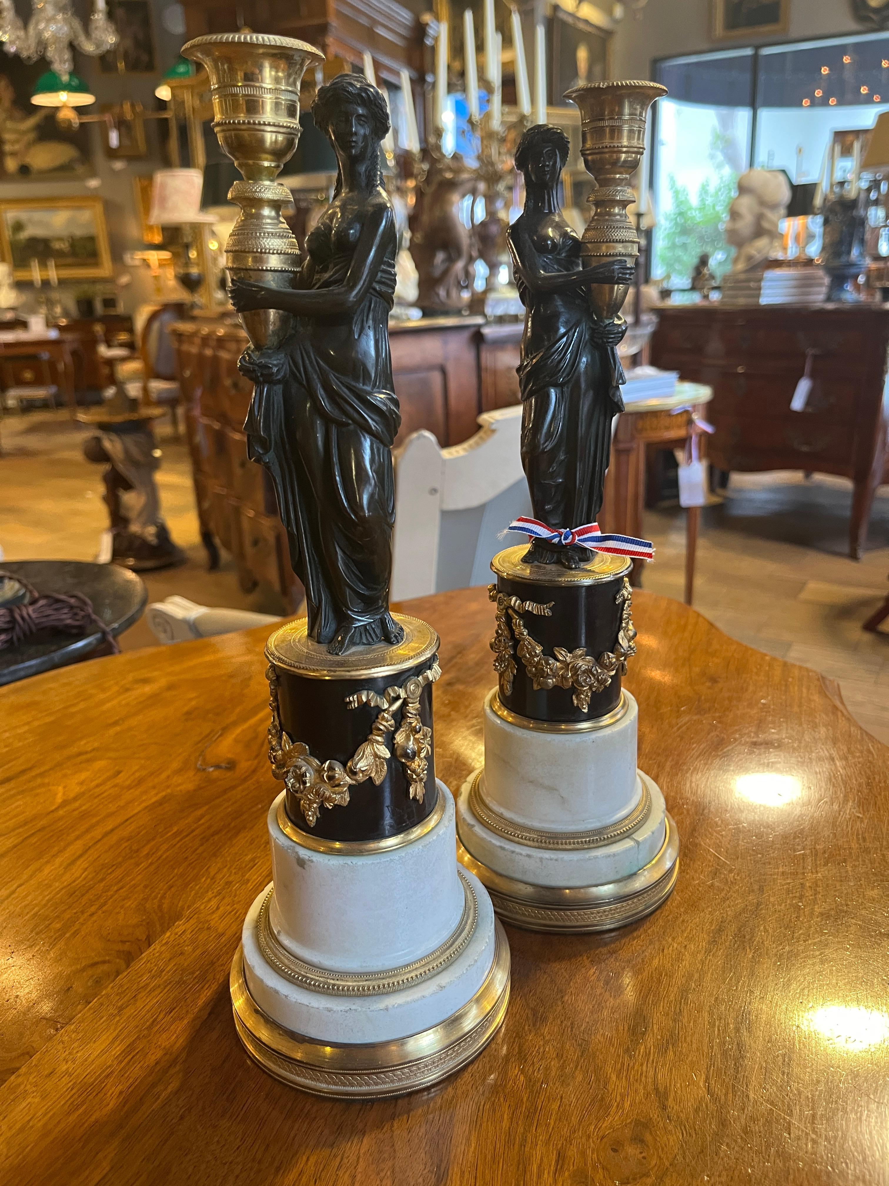Circa 1800 Pareja de Candelabros Franceses de Bronce Dorado (Hembra sobre Base de Mármol) 
Hermosa pieza adquirida en Francia. Desgaste adecuado a la edad, consulta las fotos detalladas o envíanos un mensaje con tus preguntas. 