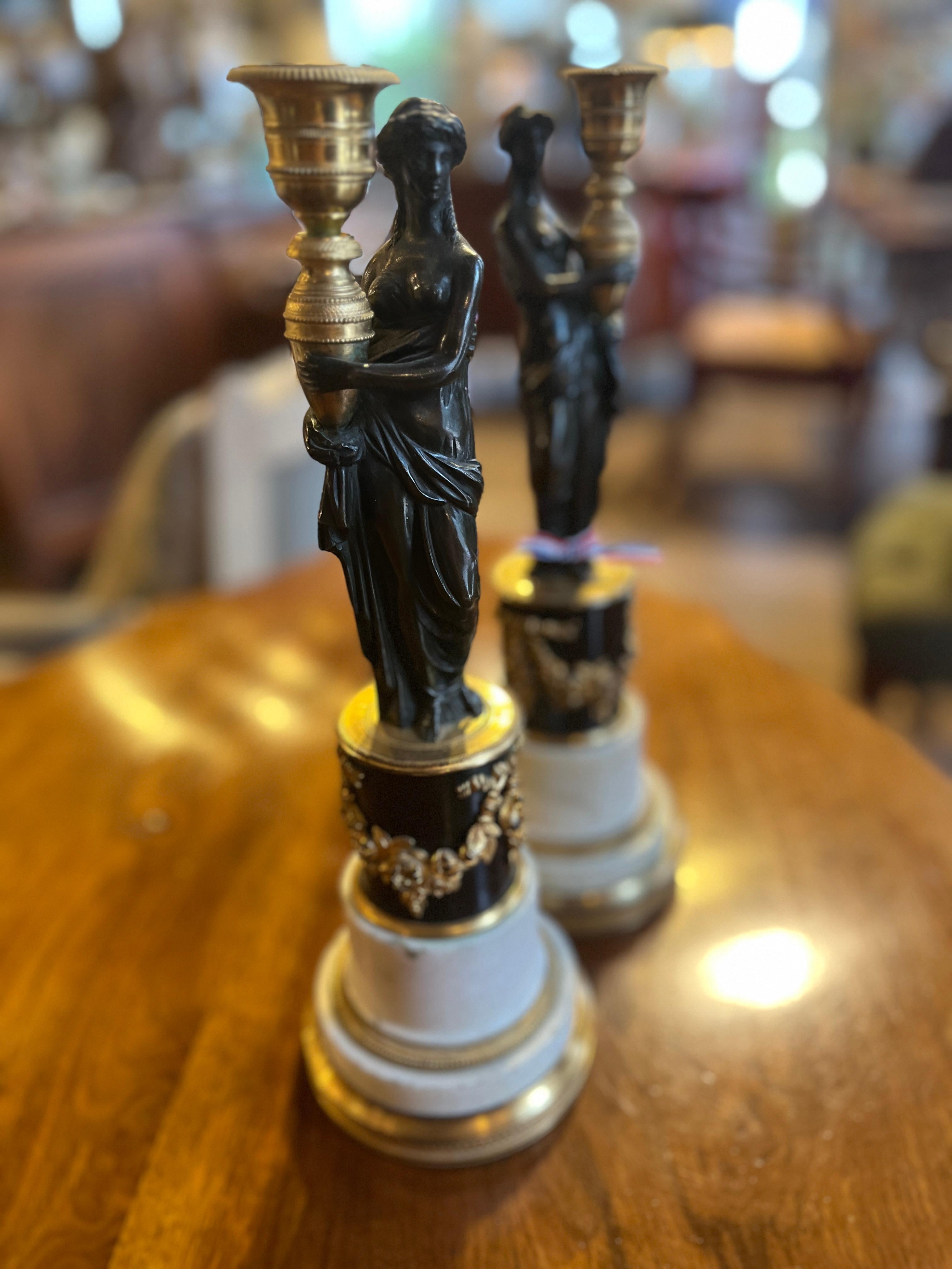 Circa 1800 Pareja de Candelabros Franceses de Bronce Dorado (Hembra sobre Base de Mármol) Luis XVI en venta
