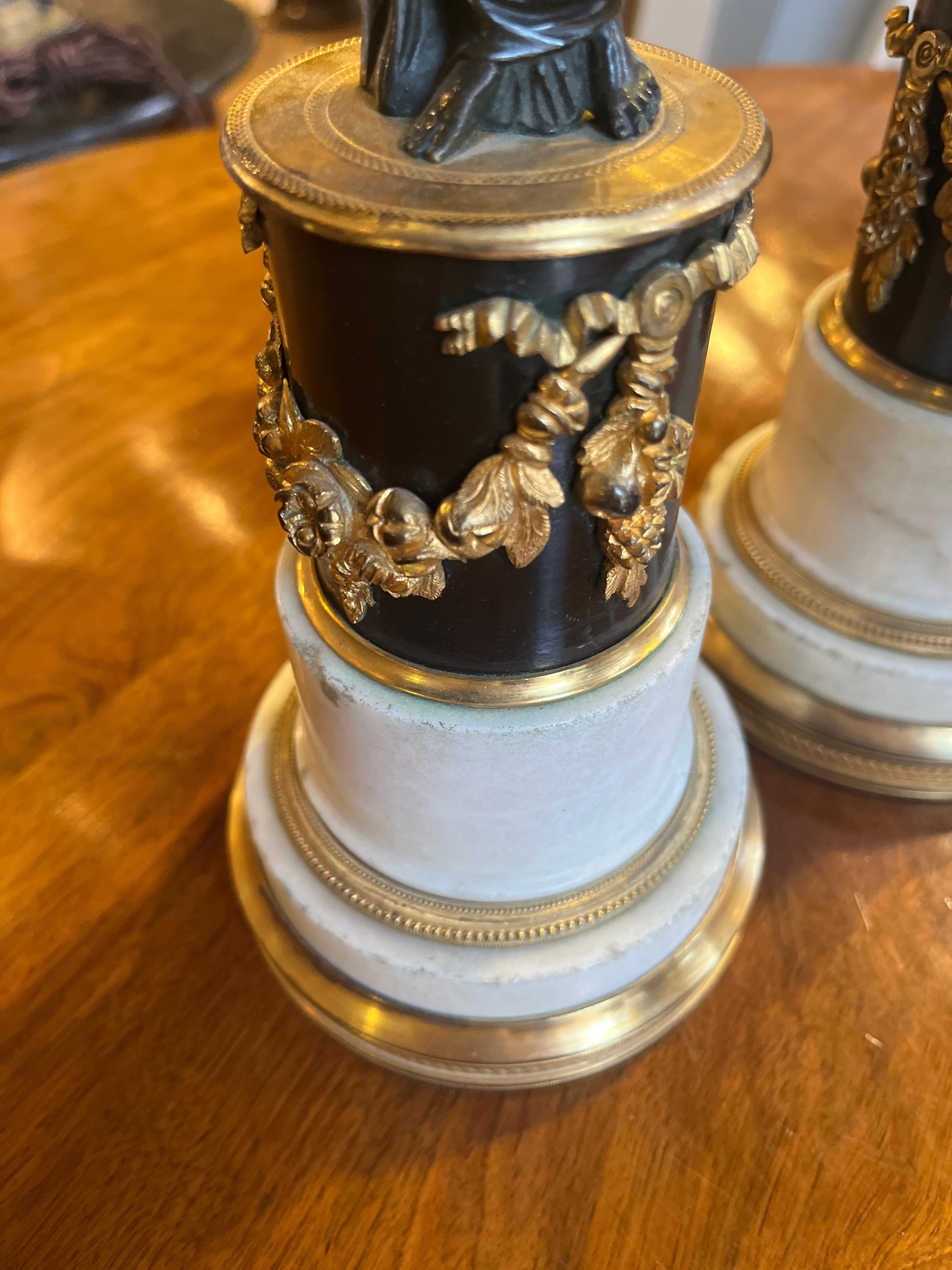 Circa 1800 Pareja de Candelabros Franceses de Bronce Dorado (Hembra sobre Base de Mármol) Francés en venta