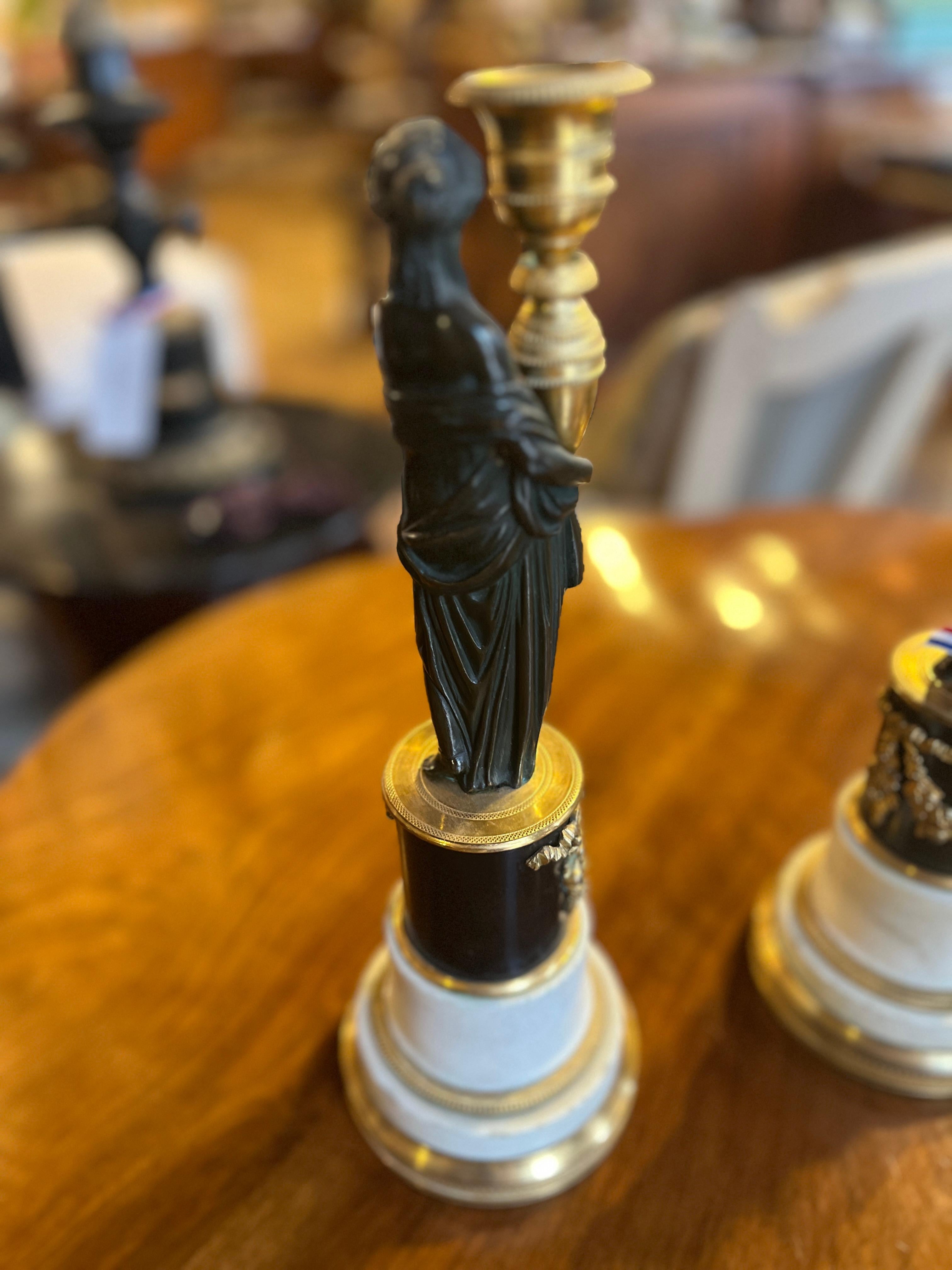 Circa 1800 Pareja de Candelabros Franceses de Bronce Dorado (Hembra sobre Base de Mármol) en Bueno estado para la venta en Scottsdale, AZ