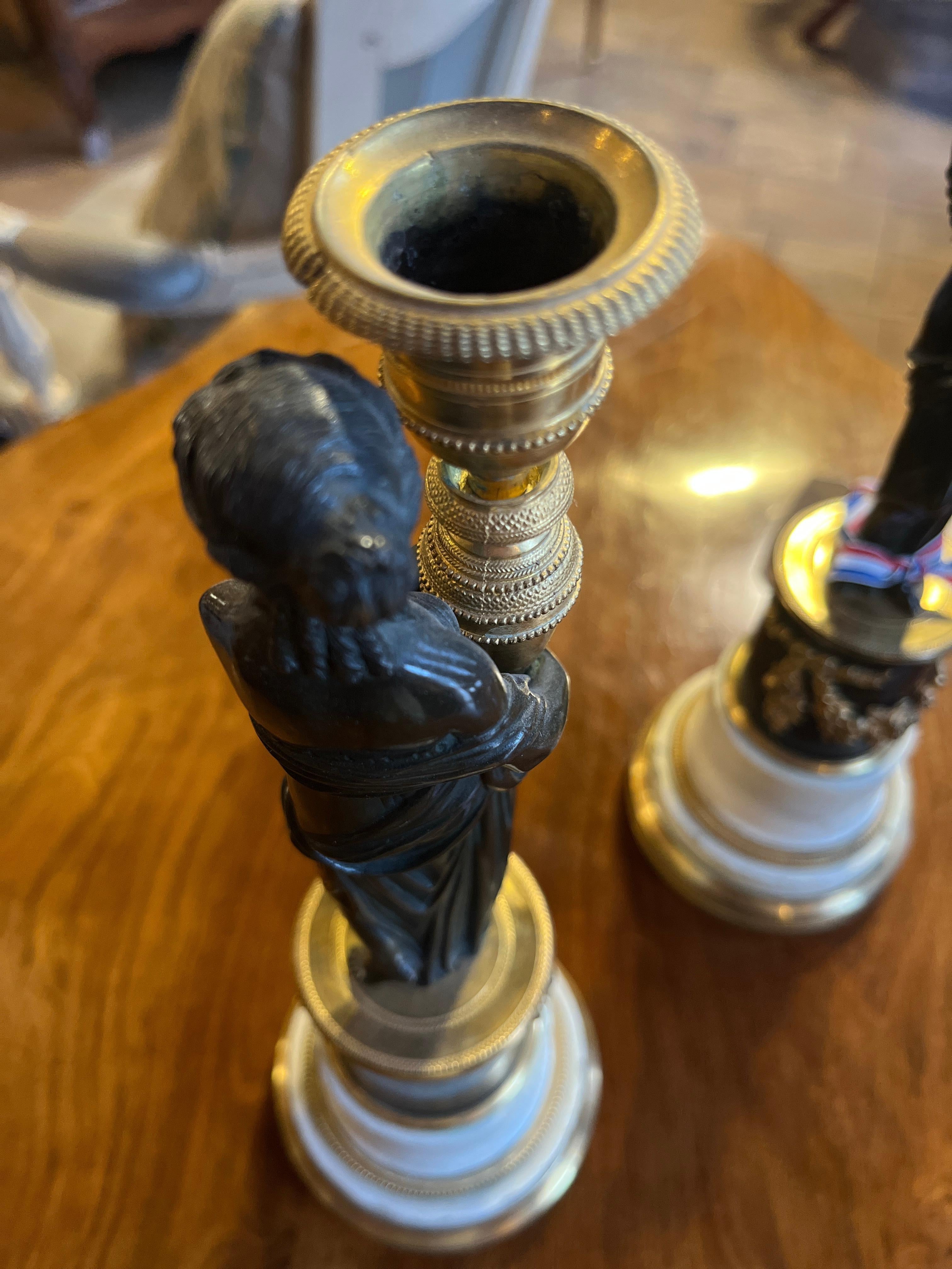 Circa 1800 Pareja de Candelabros Franceses de Bronce Dorado (Hembra sobre Base de Mármol) siglo XIX en venta