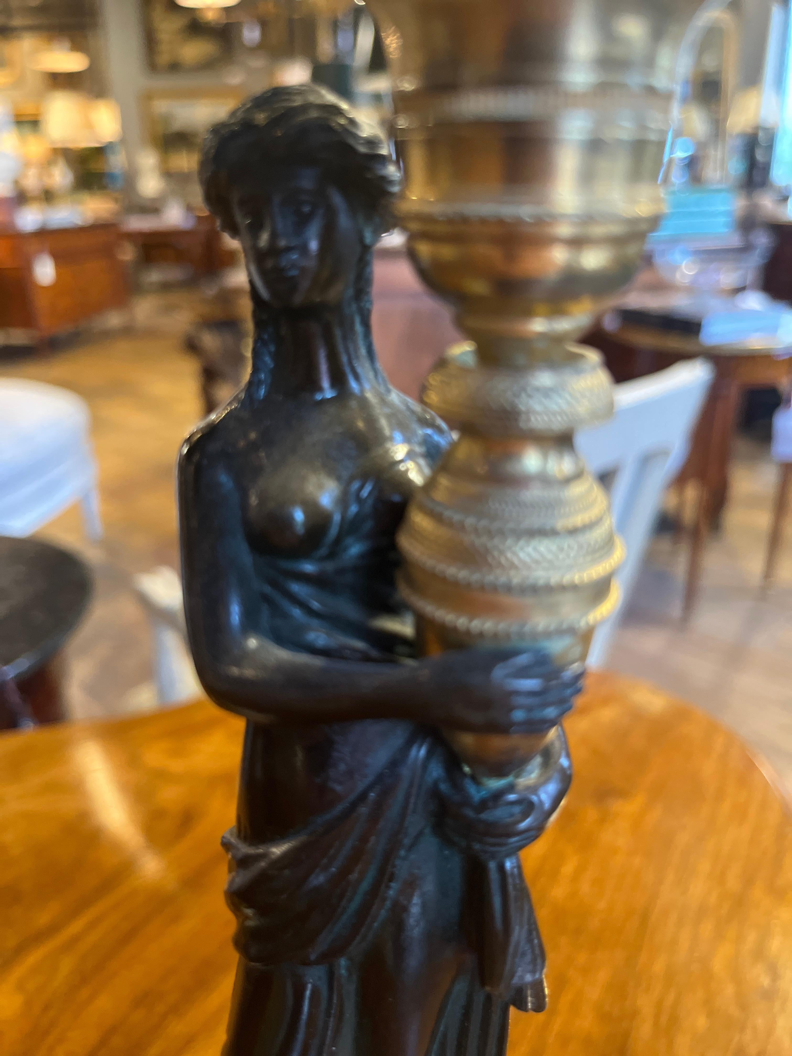 Circa 1800 Pareja de Candelabros Franceses de Bronce Dorado (Hembra sobre Base de Mármol) en venta 1