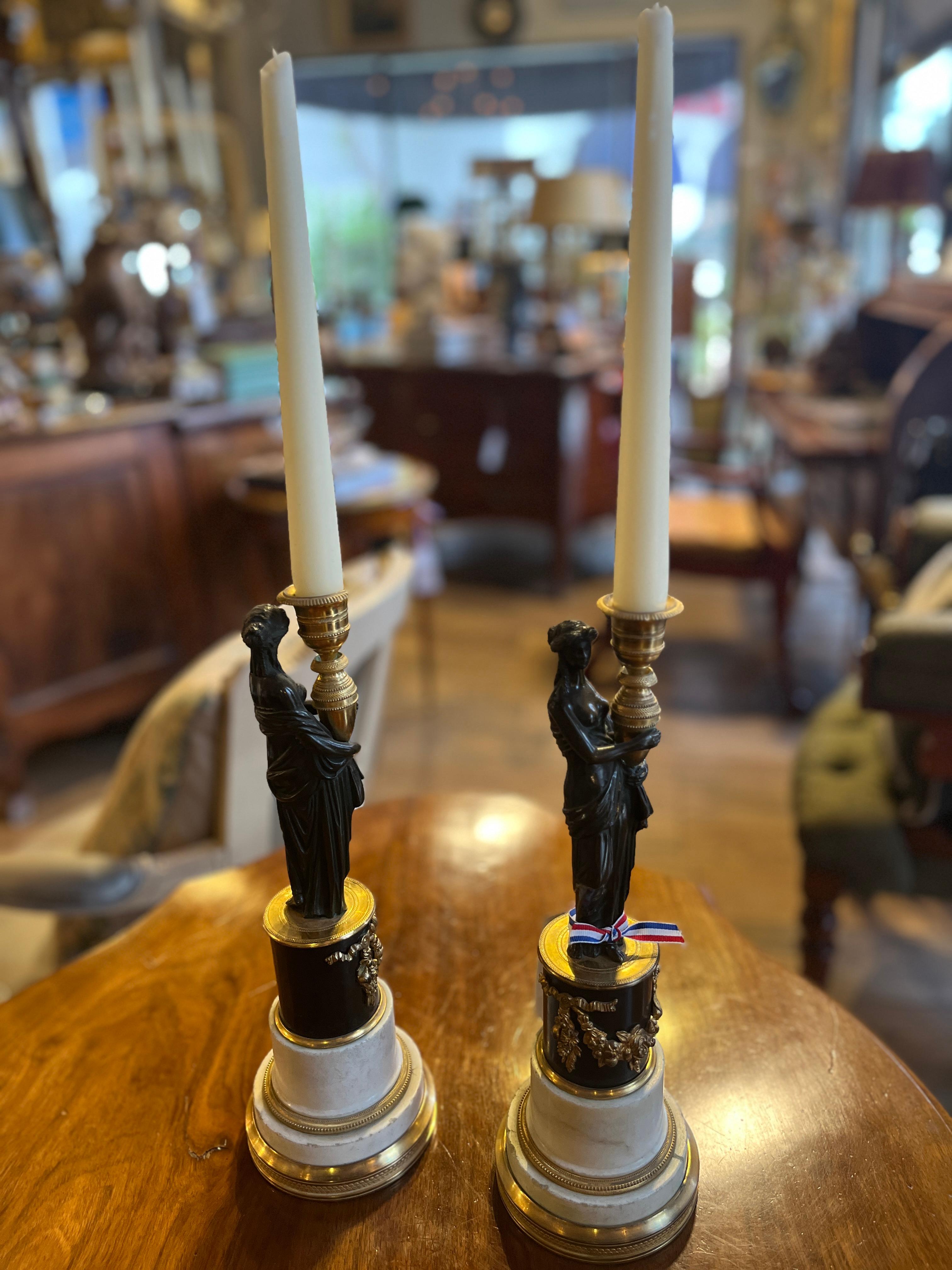 Circa 1800 Pareja de Candelabros Franceses de Bronce Dorado (Hembra sobre Base de Mármol) en venta 3