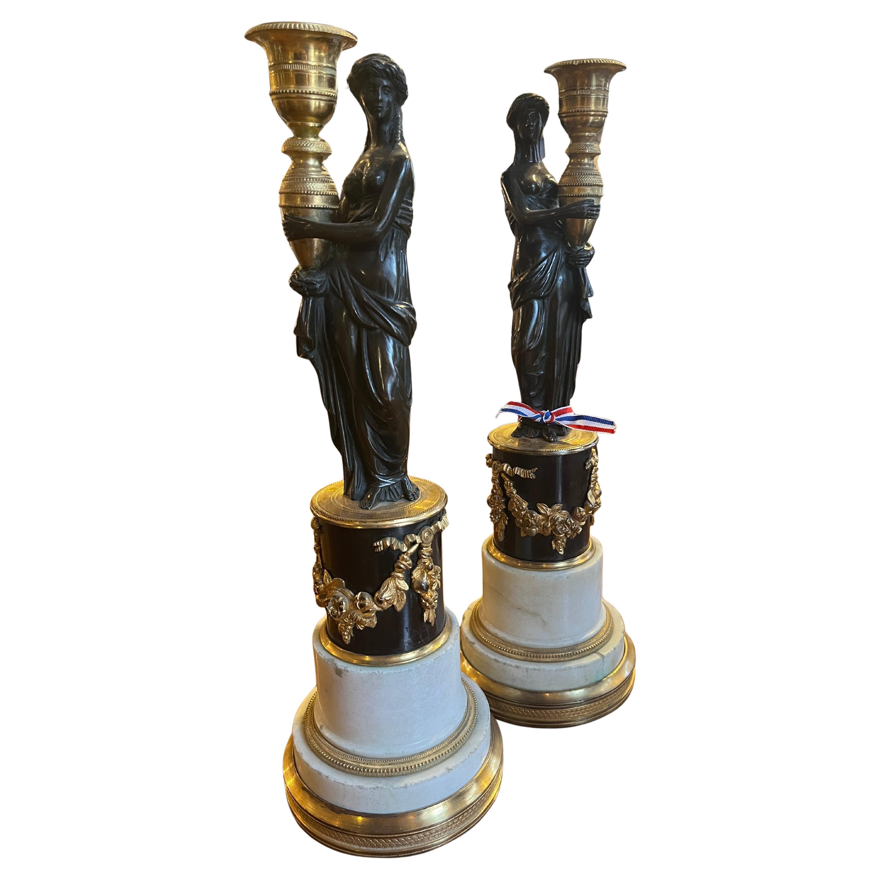 Circa 1800 Pareja de Candelabros Franceses de Bronce Dorado (Hembra sobre Base de Mármol) en venta