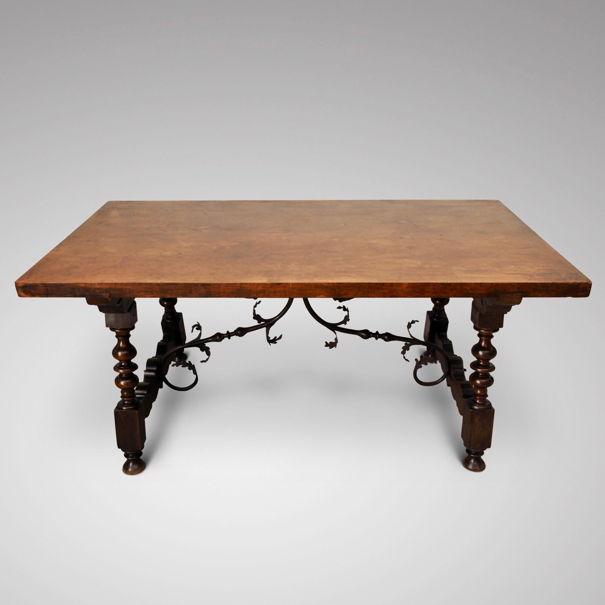 Ein wundervoller Tisch aus spanischem Nussbaum mit einer dicken Platte von hervorragender Farbe. Der Tisch hat noch die fantastische Original-Metallarbeit und kann sowohl als Beistelltisch als auch als Mitteltisch verwendet werden.