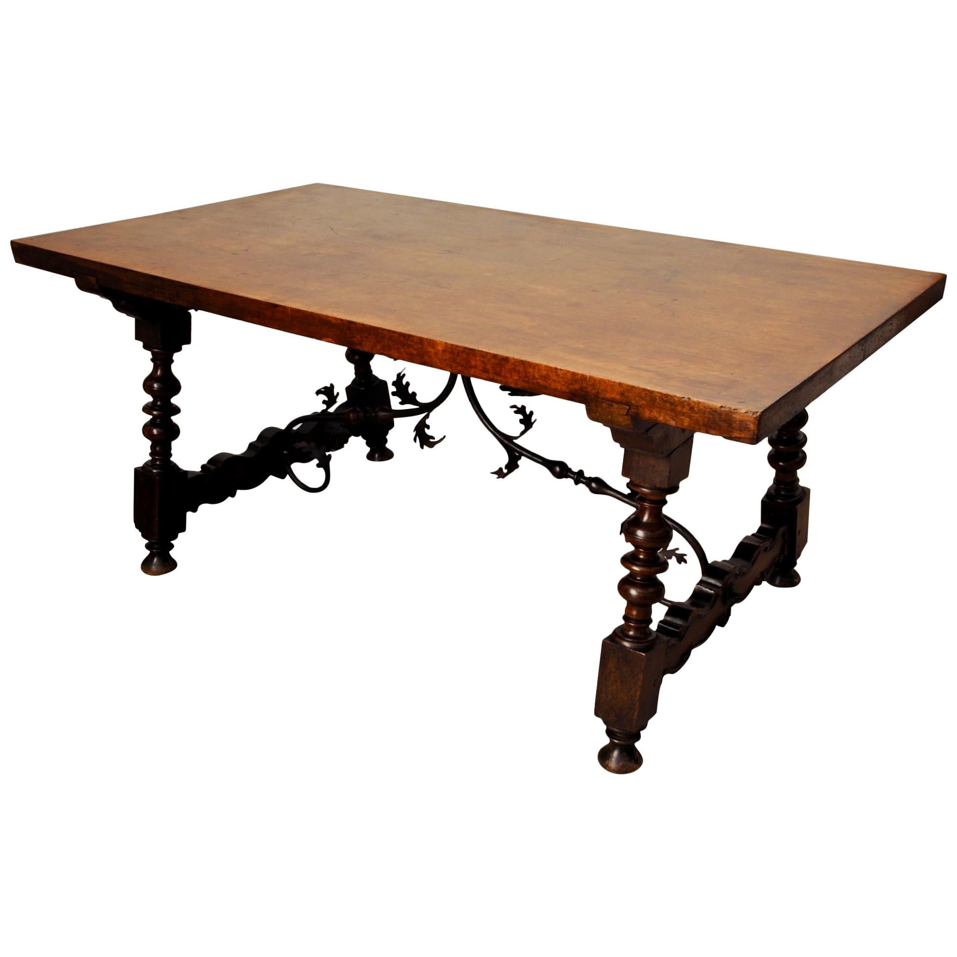 Tisch aus spanischem Nussbaumholz:: um 1800